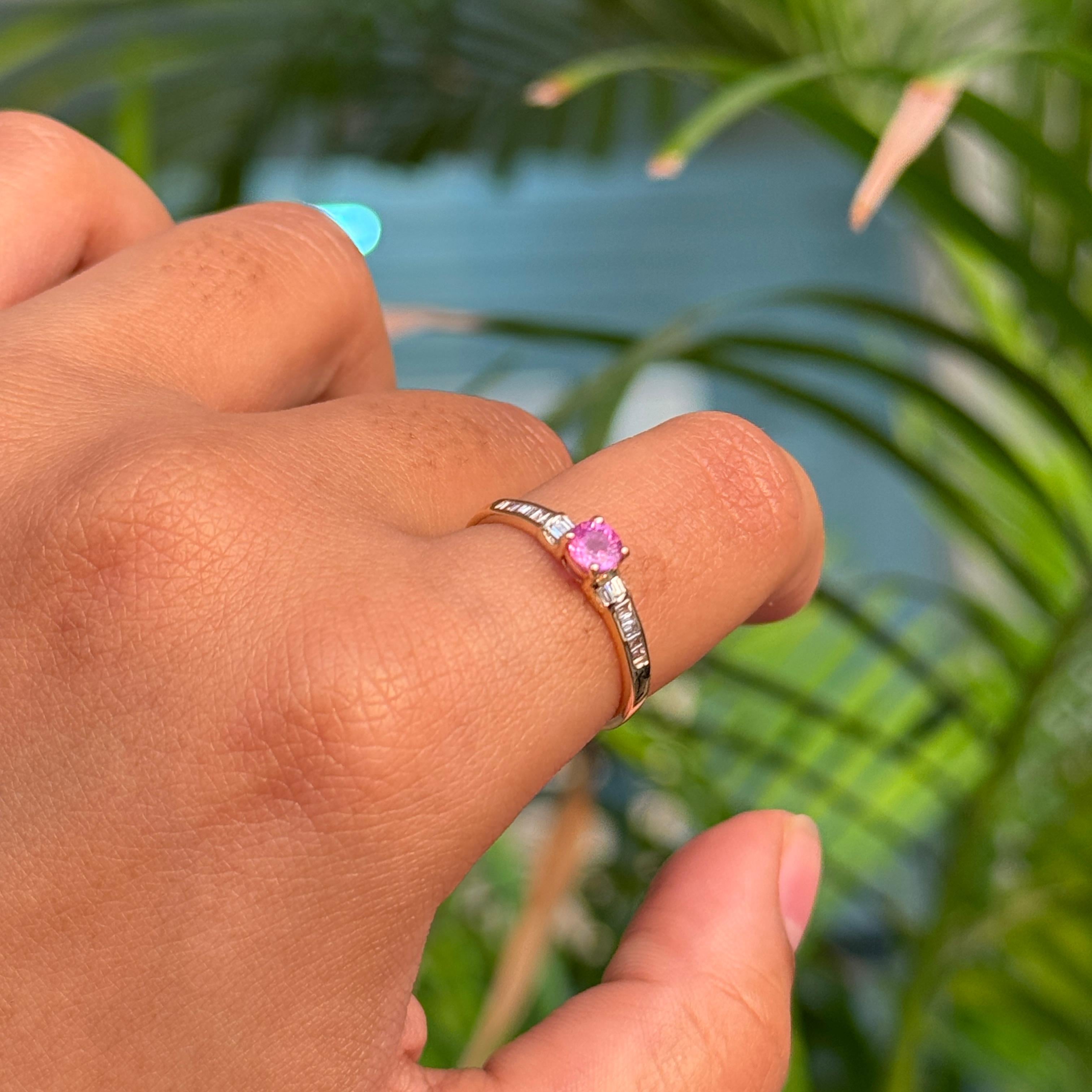 Im Angebot: Vintage-Stil Rundschliff Pink Saphir & Baguette Diamant Ring in 14K Gelbgold () 12