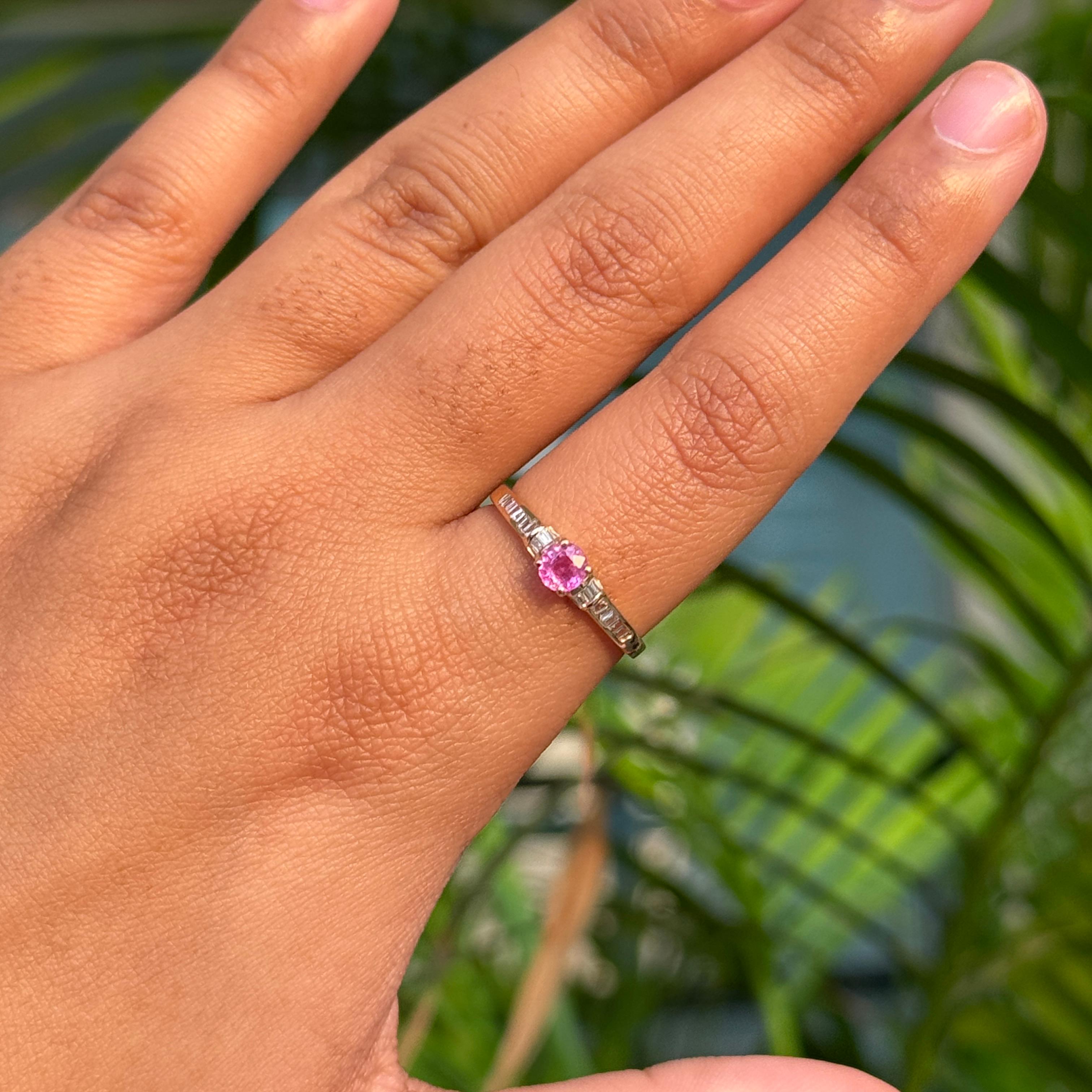 Im Angebot: Vintage-Stil Rundschliff Pink Saphir & Baguette Diamant Ring in 14K Gelbgold () 13