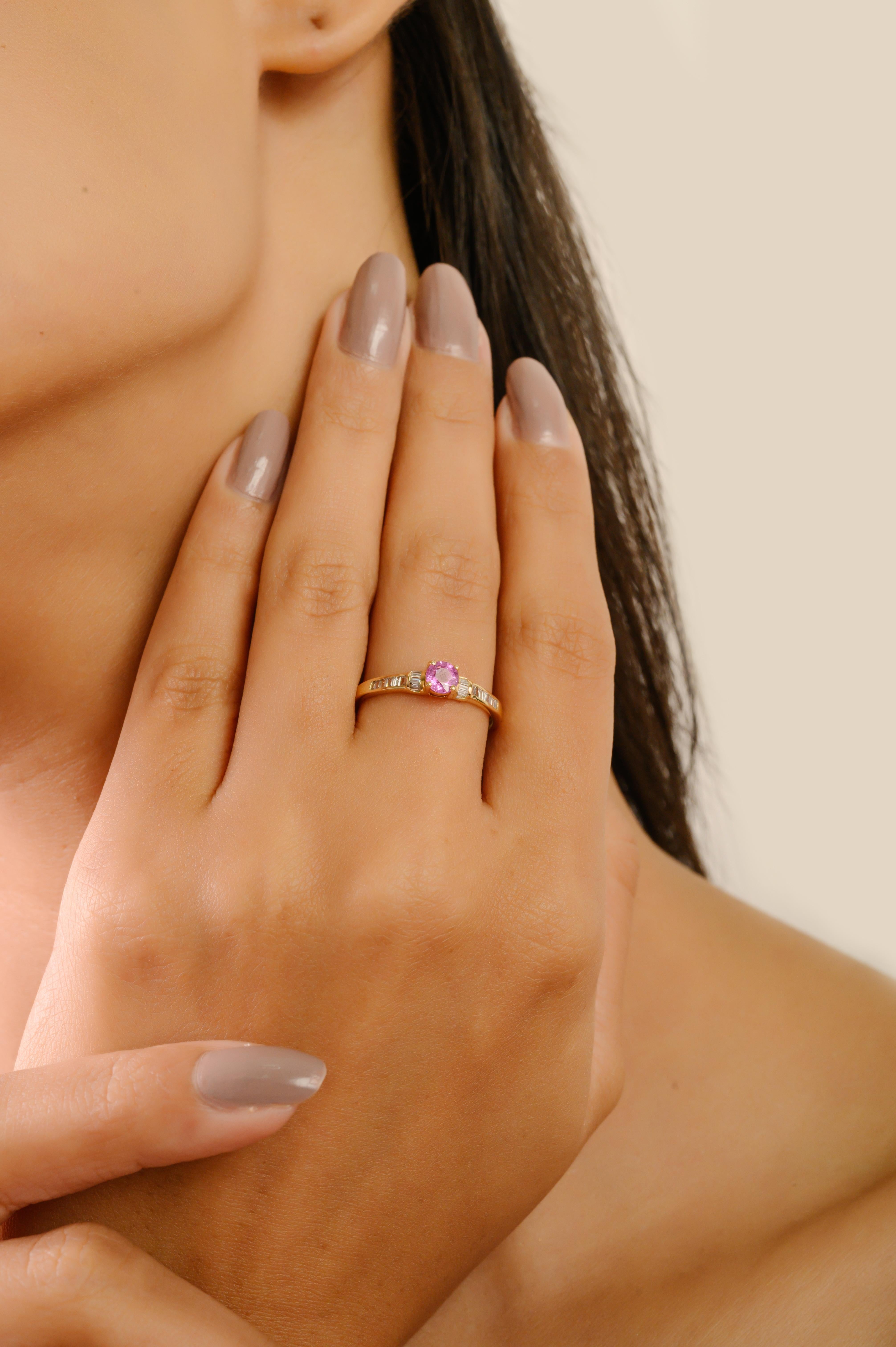 Im Angebot: Vintage-Stil Rundschliff Pink Saphir & Baguette Diamant Ring in 14K Gelbgold () 4