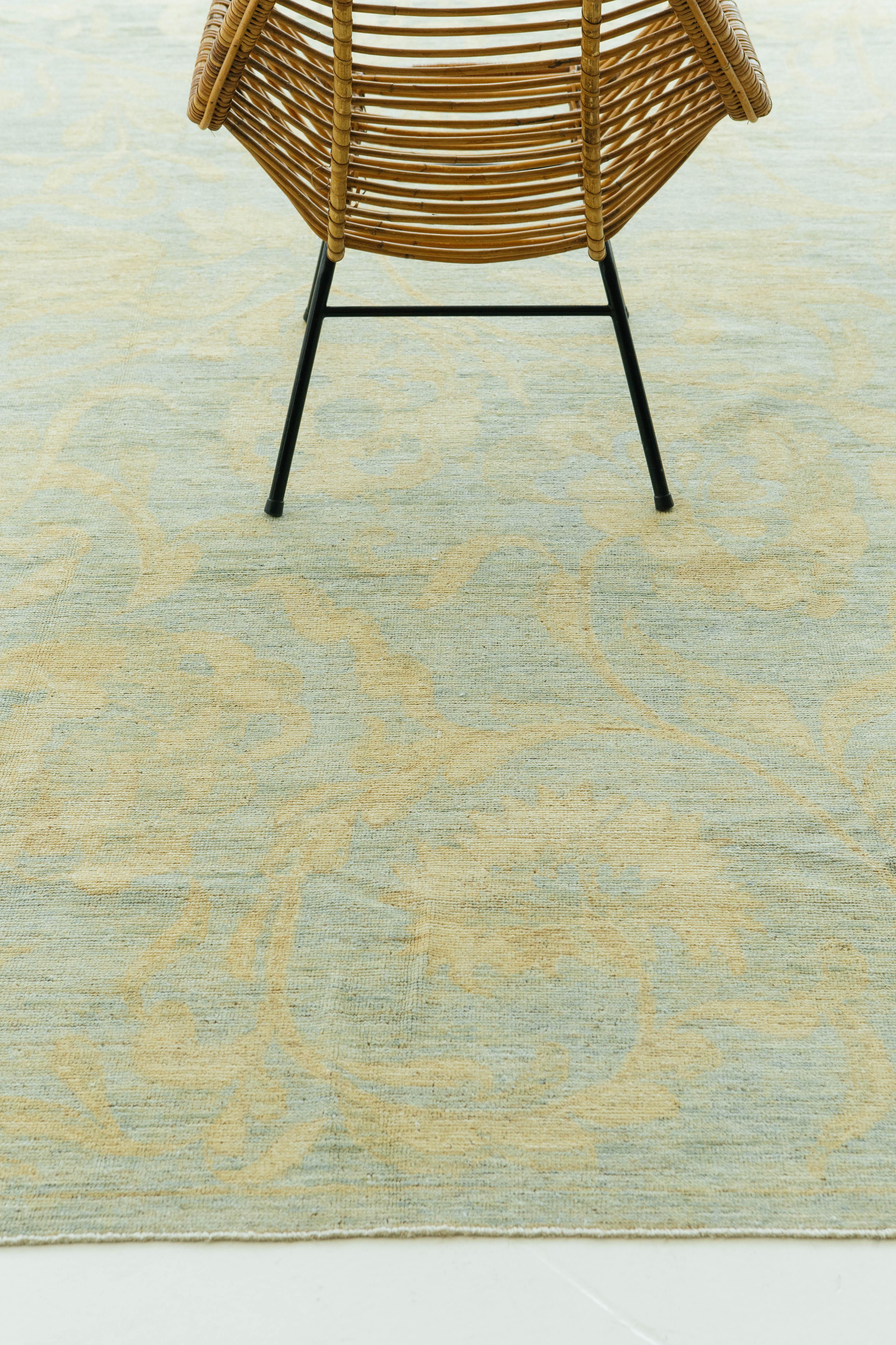 Questa ricreazione Safira in stile vintage transitorio è composta da splendidi motivi floreali e viti. I colori tenui del blu, dell'avorio e dell'argento si combinano magnificamente tra loro, mentre il design del tappeto tiene impegnati gli occhi