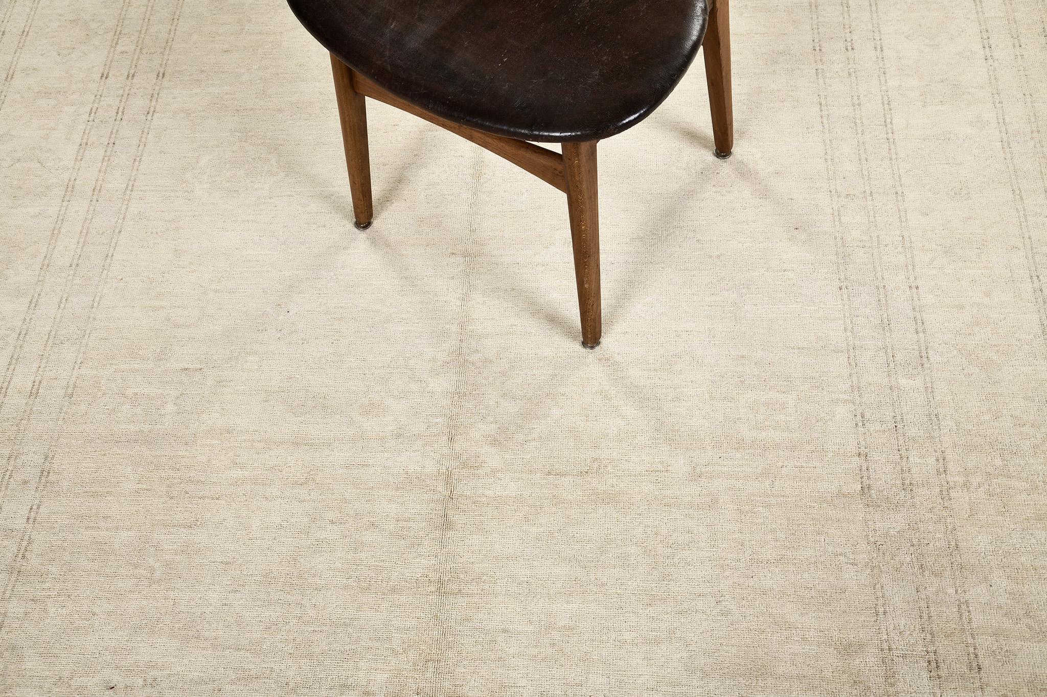 Dieser schlichte, aber stilvolle Teppich von Shirvan Design aus der Kollektion Rapture zeichnet sich durch das majestätische zentrale Medaillon aus. Ein staubiges Graugrün passt perfekt zu einer neutral getönten Wand und zu Farbtönen, die das