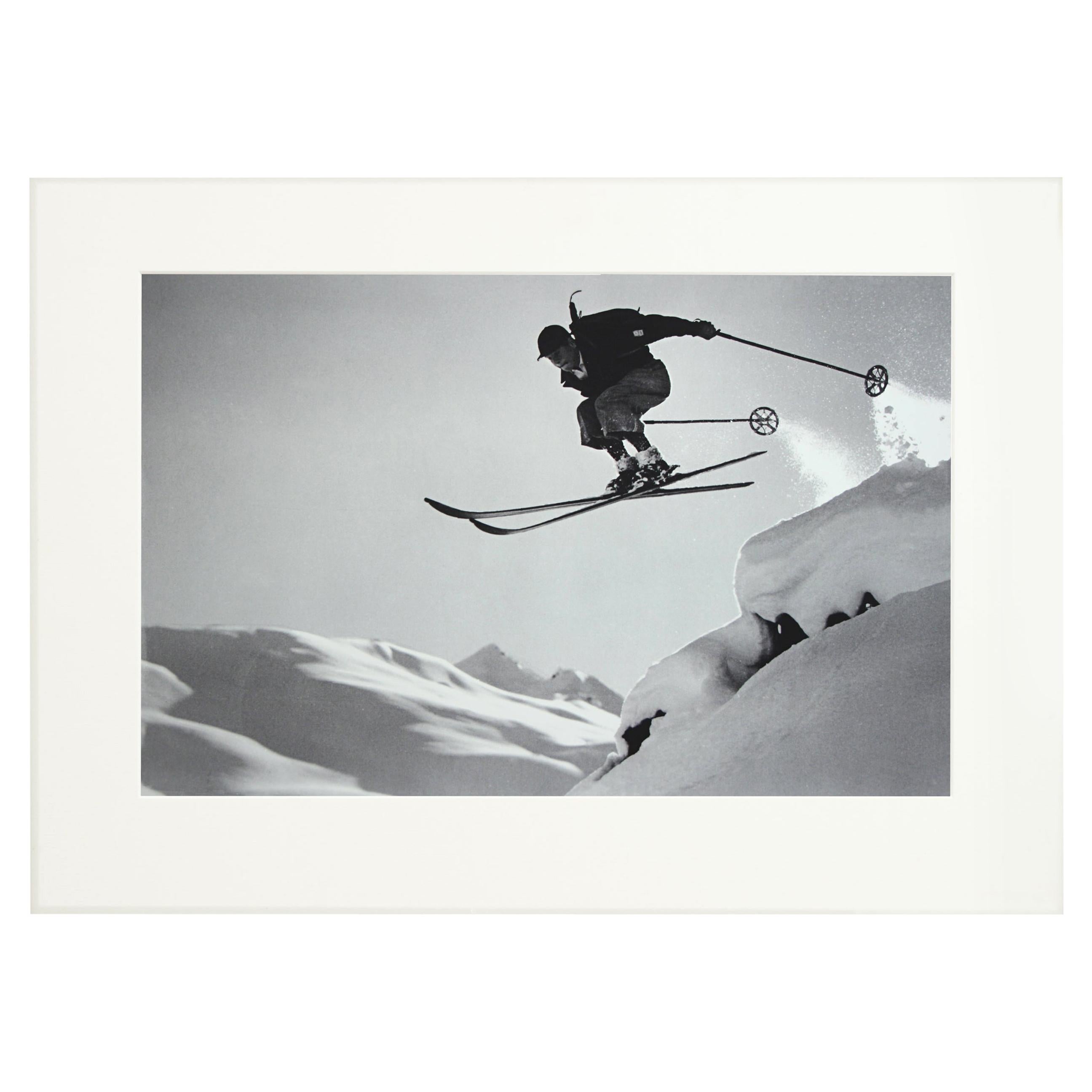 Skifotografie im Vintage-Stil, gerahmte Alpin-Skifotografie, Courageous Jump (Jagdkunst) im Angebot