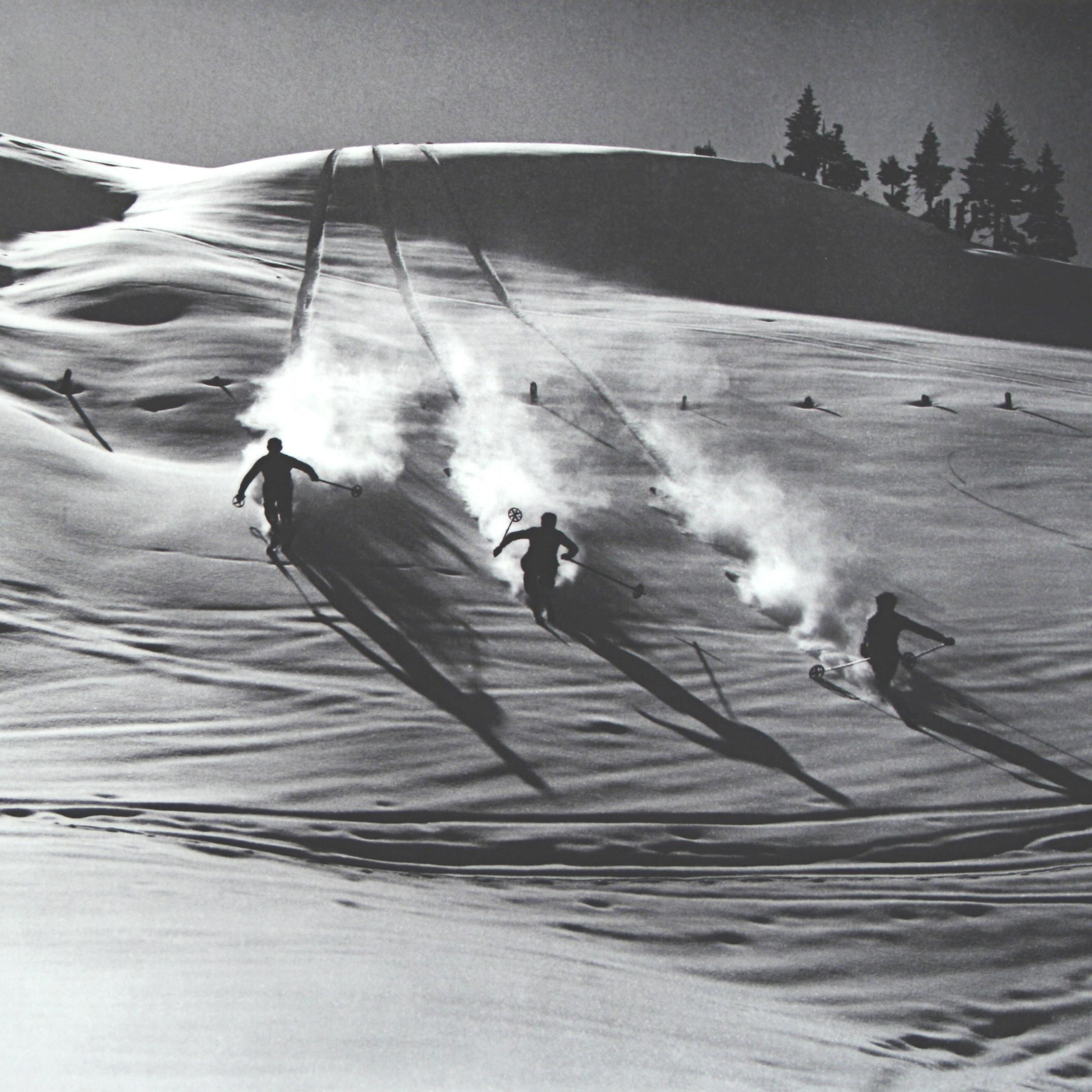 Fotografía de Esquí Estilo Vintage, Fotografía de Esquí Alpino Enmarcada, Descenso en la Pólvora mediados del siglo XX en venta