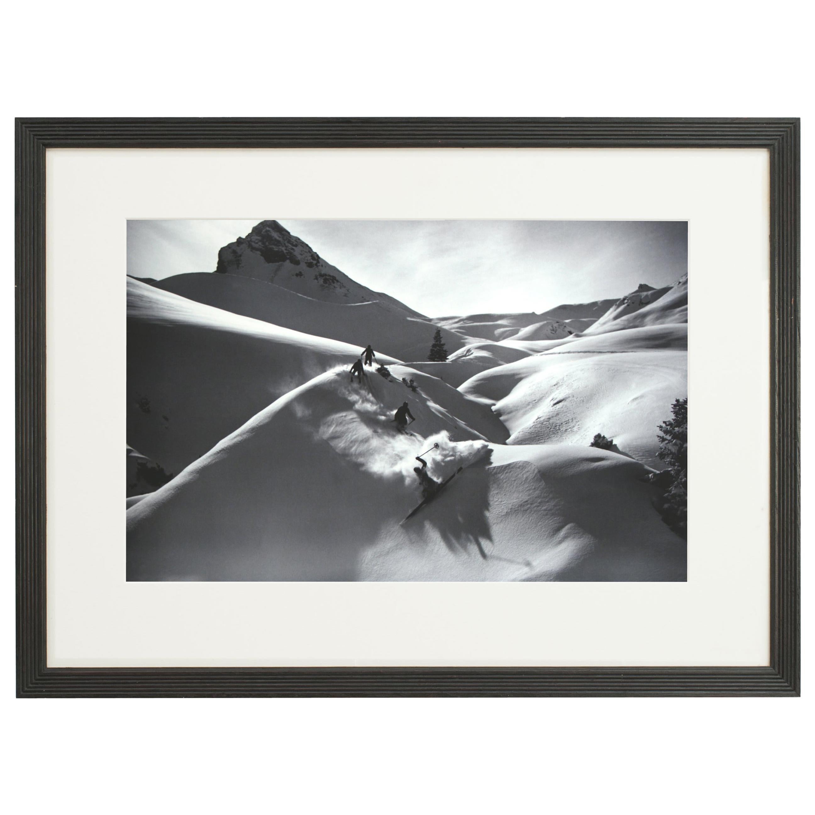 Photographie de ski alpin encadrée de style vintage, poudre vierge