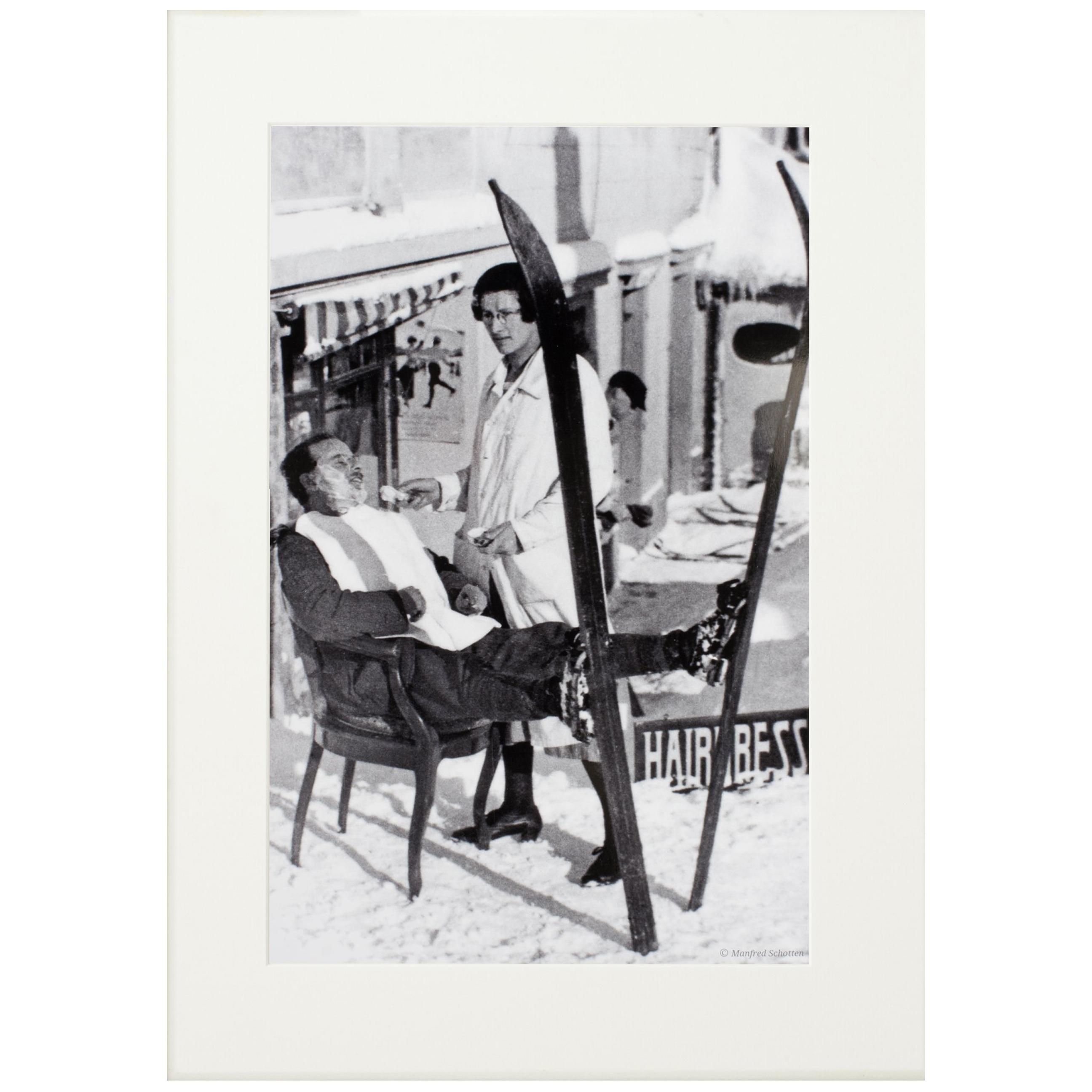 Inglese Fotografia di sci in stile vintage, fotografia di sci alpino incorniciata, signore del taglio di capelli in vendita
