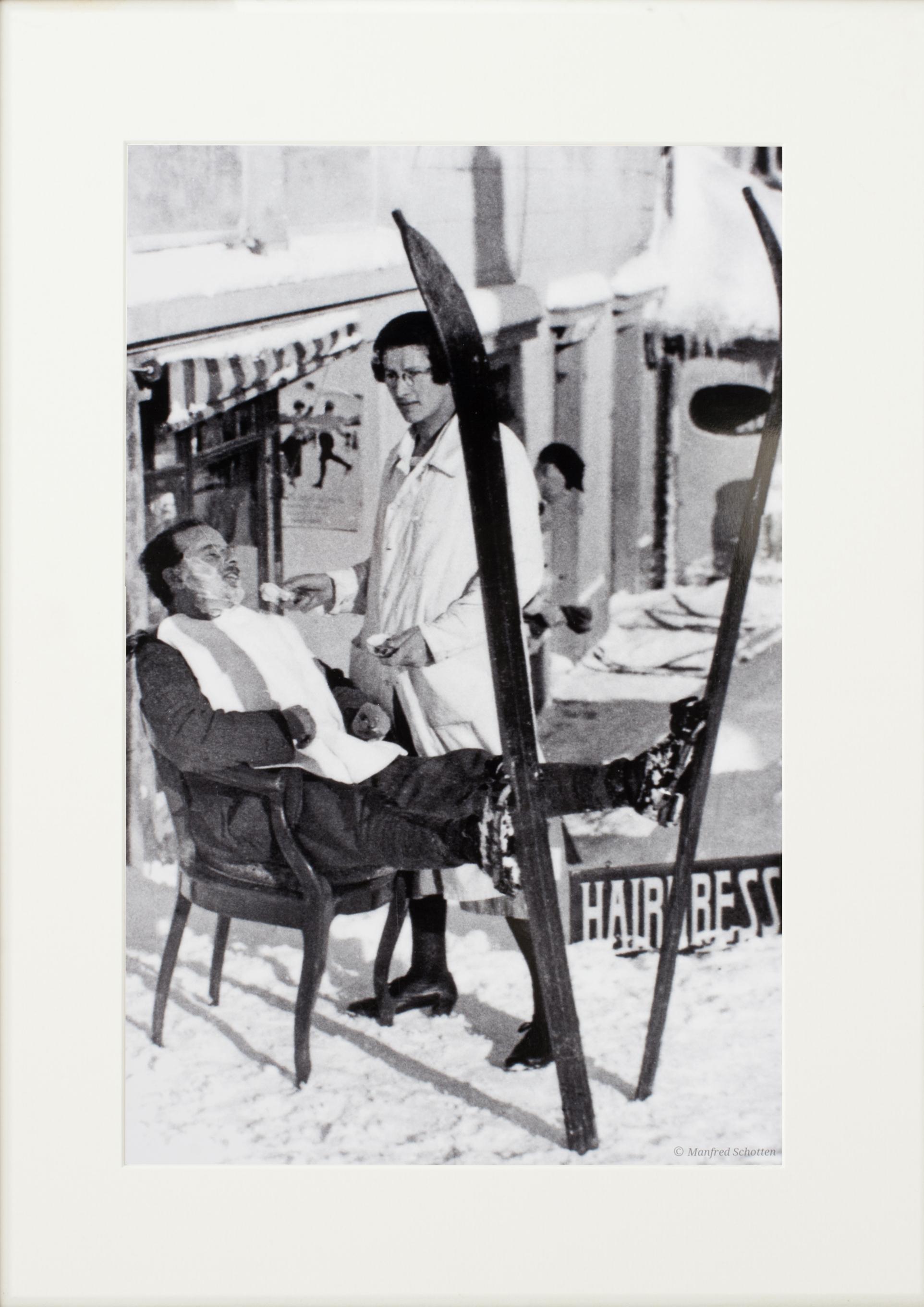 Milieu du XXe siècle Photographie de ski de style vintage encadrée:: photographie de ski alpin encadrée:: Haircut Sir en vente