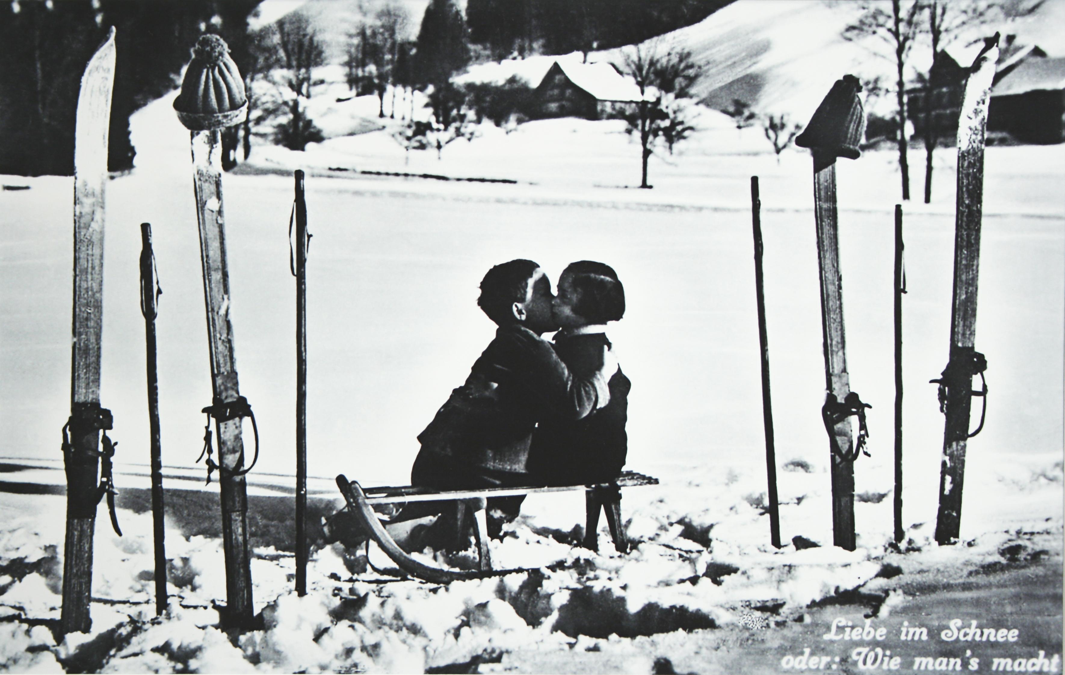 Skifotografie im Vintage-Stil, gerahmte Alpin-Skifotografie, Liebe im Schnee (Englisch) im Angebot