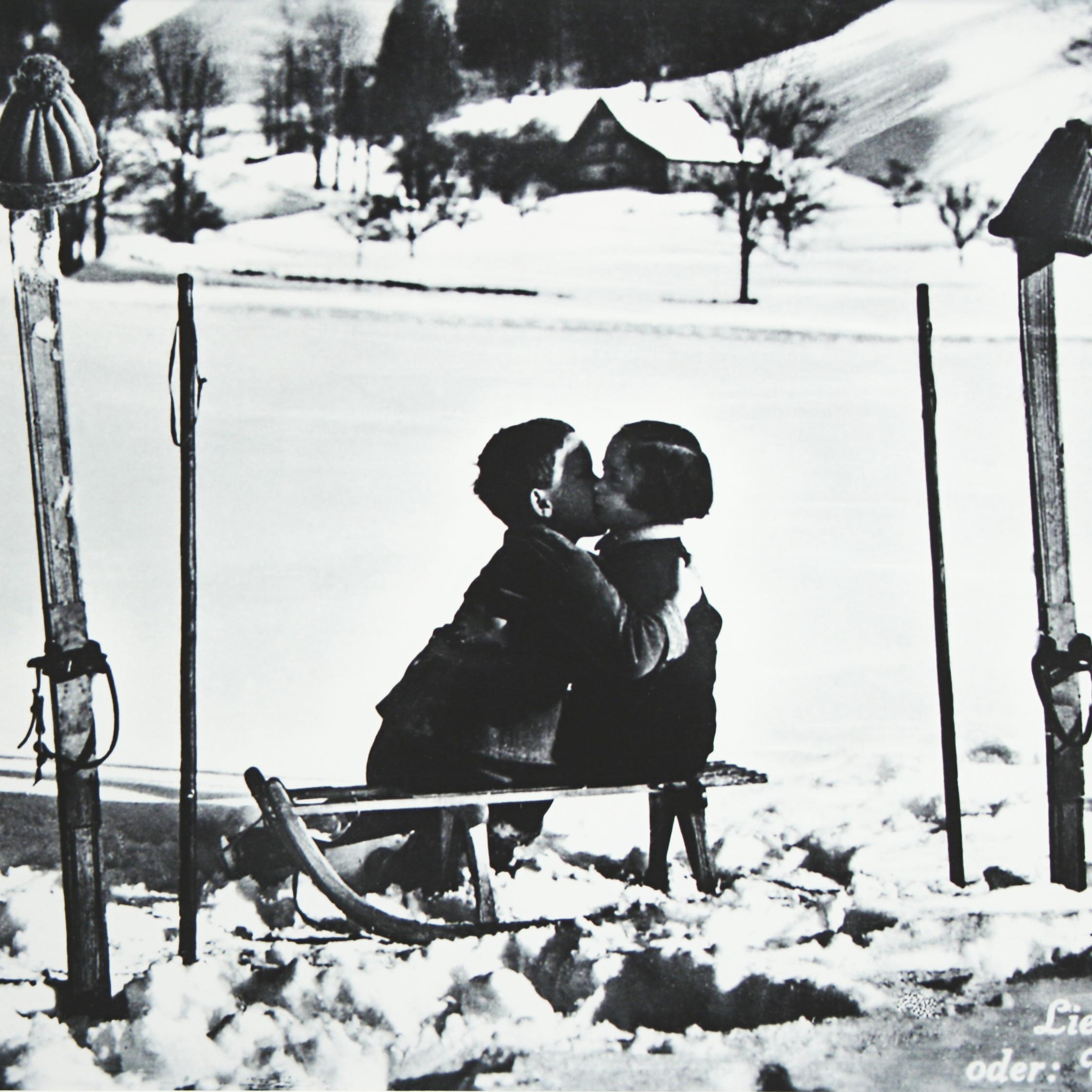 Skifotografie im Vintage-Stil, gerahmte Alpin-Skifotografie, Liebe im Schnee (Mitte des 20. Jahrhunderts) im Angebot