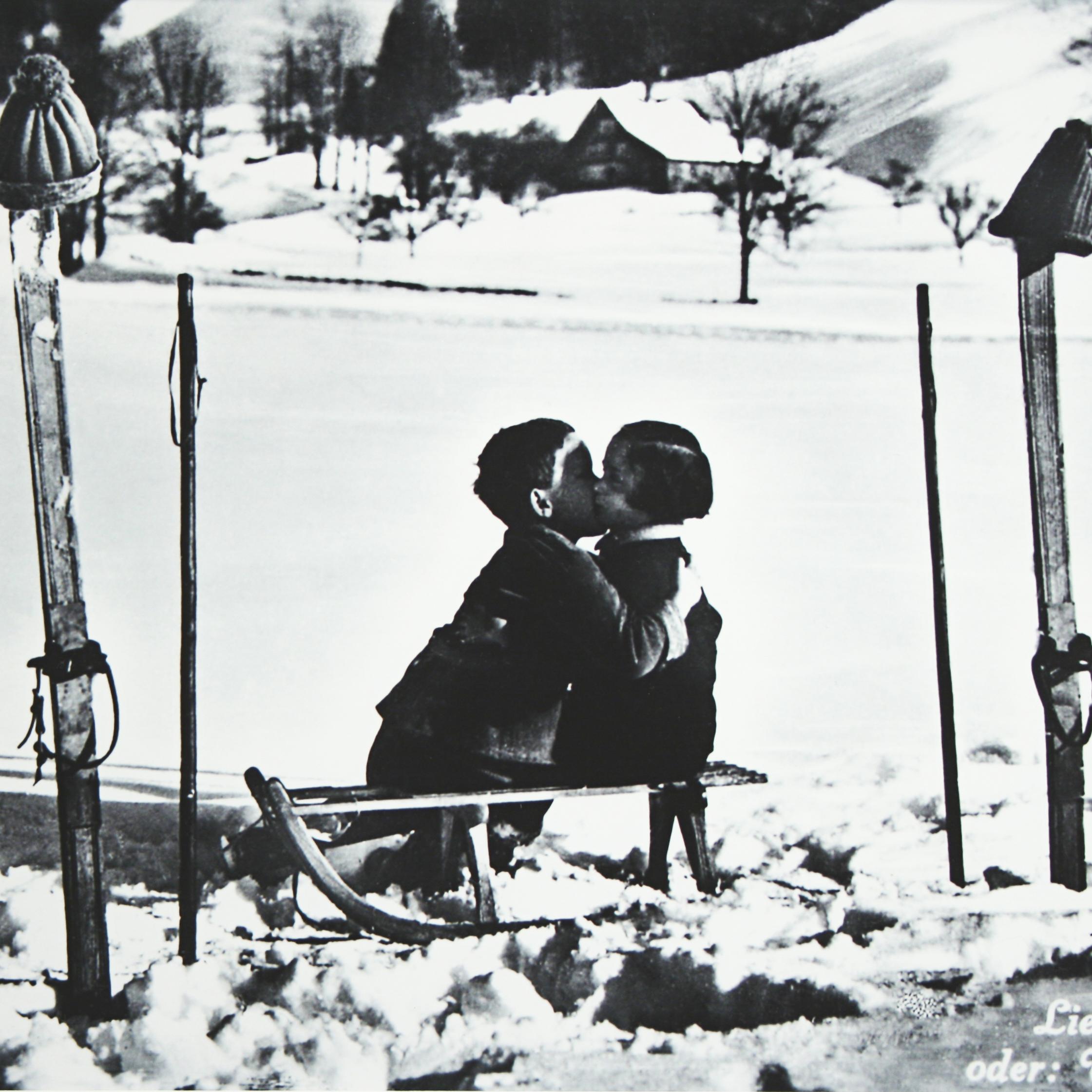 Fotografía Esquí Estilo Vintage, Fotografía Esquí Alpino Enmarcada, Liebe Im Schnee mediados del siglo XX en venta