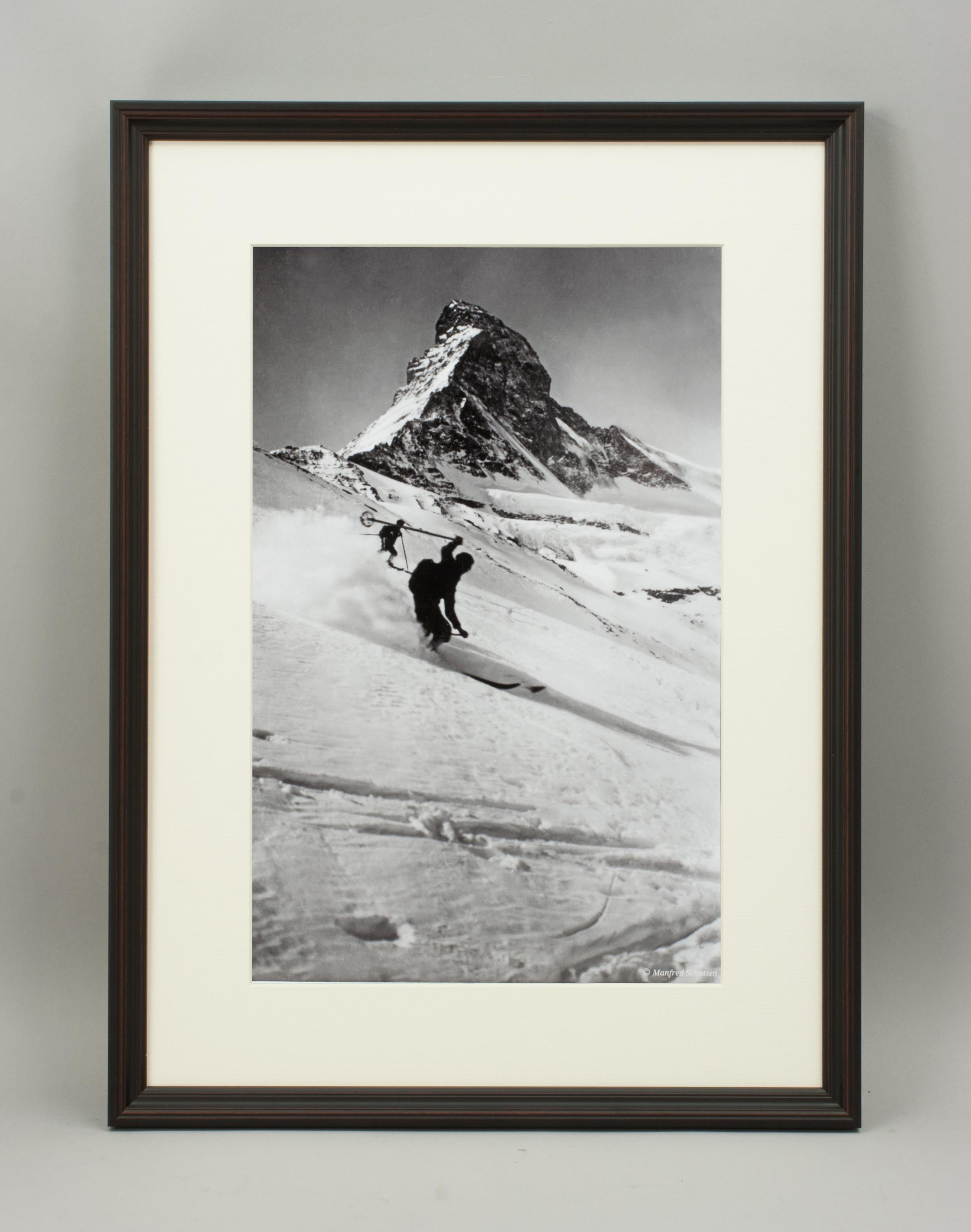 Skifotografie im Vintage-Stil:: gerahmte Alpinskifotografie:: Matterhorn & Skifahrer (Jagdkunst) im Angebot