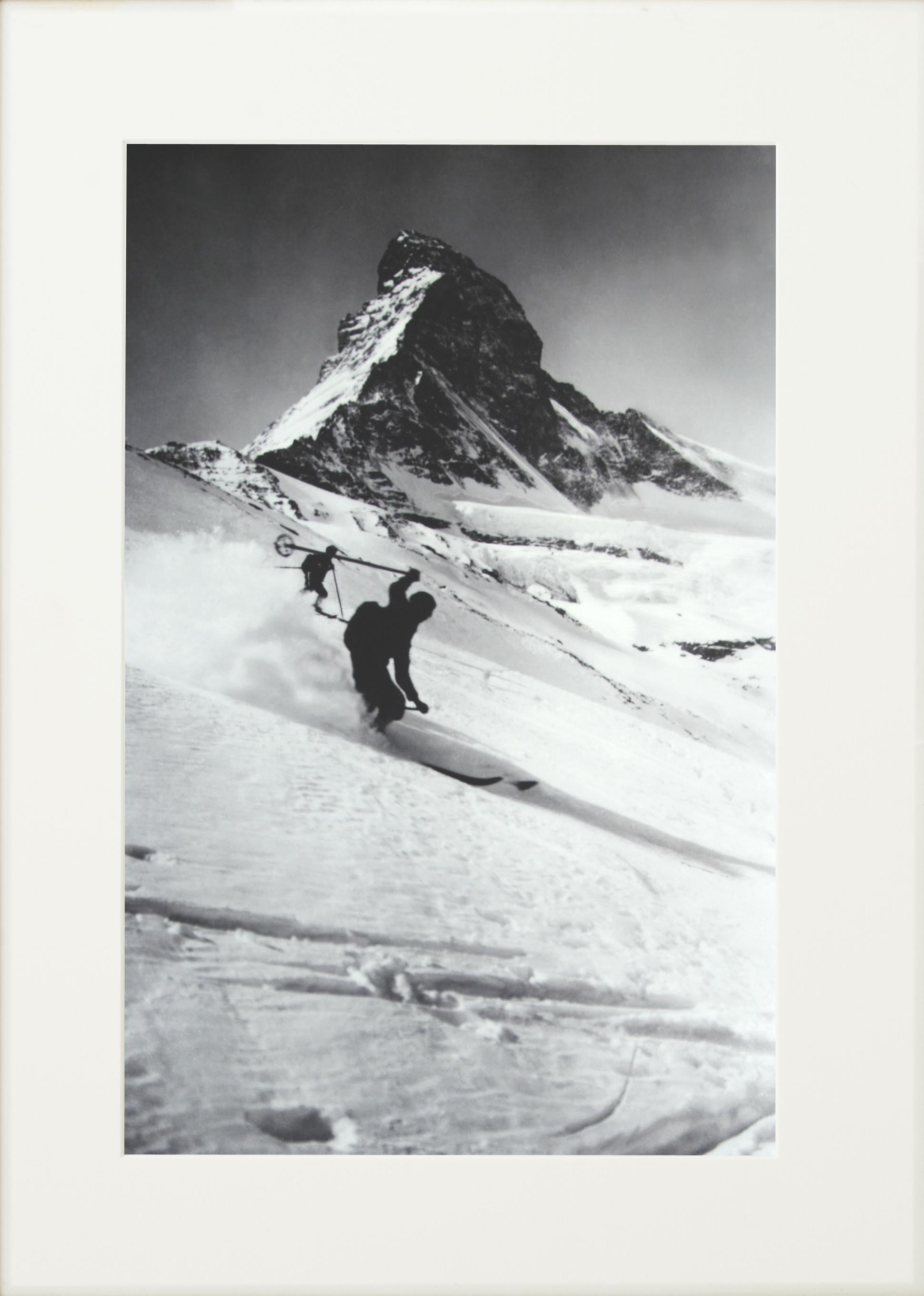 Skifotografie im Vintage-Stil:: gerahmte Alpinskifotografie:: Matterhorn & Skifahrer (Mitte des 20. Jahrhunderts) im Angebot