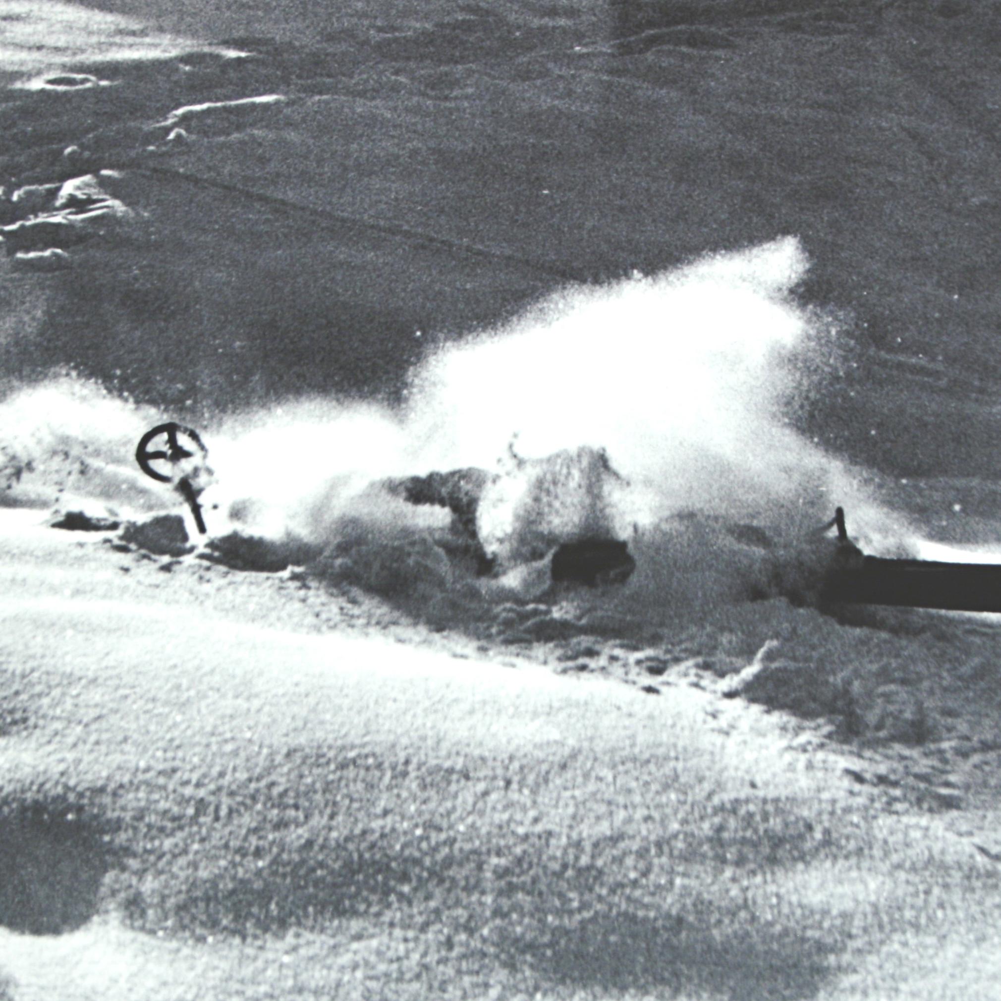 Milieu du XXe siècle Photographie de ski de style vintage:: photographie de ski alpin encadrée:: plongée en piqué en vente