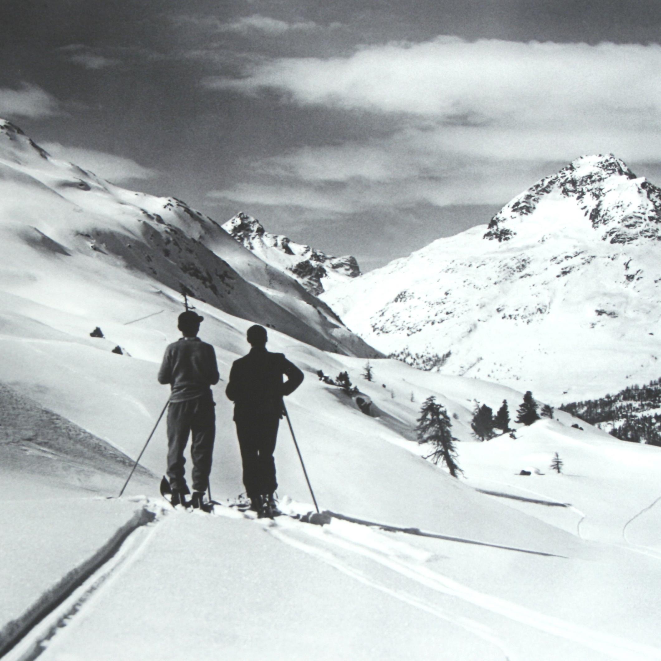 Skifotografie im Vintage-Stil:: gerahmte Alpinskifotografie:: Panoramablick (Mitte des 20. Jahrhunderts) im Angebot