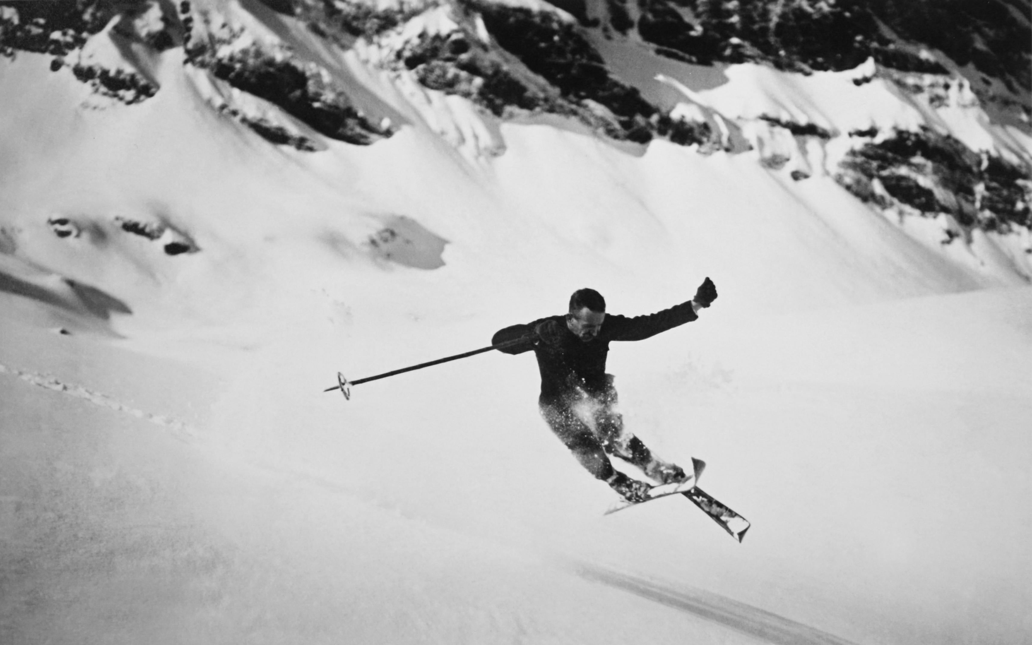 Skifotografie im Vintage-Stil:: gerahmte Alpinskifotografie:: Quersprung (Britisch) im Angebot
