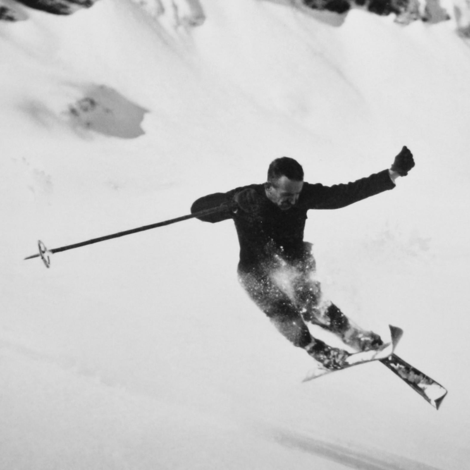 Skifotografie im Vintage-Stil:: gerahmte Alpinskifotografie:: Quersprung (Mitte des 20. Jahrhunderts) im Angebot