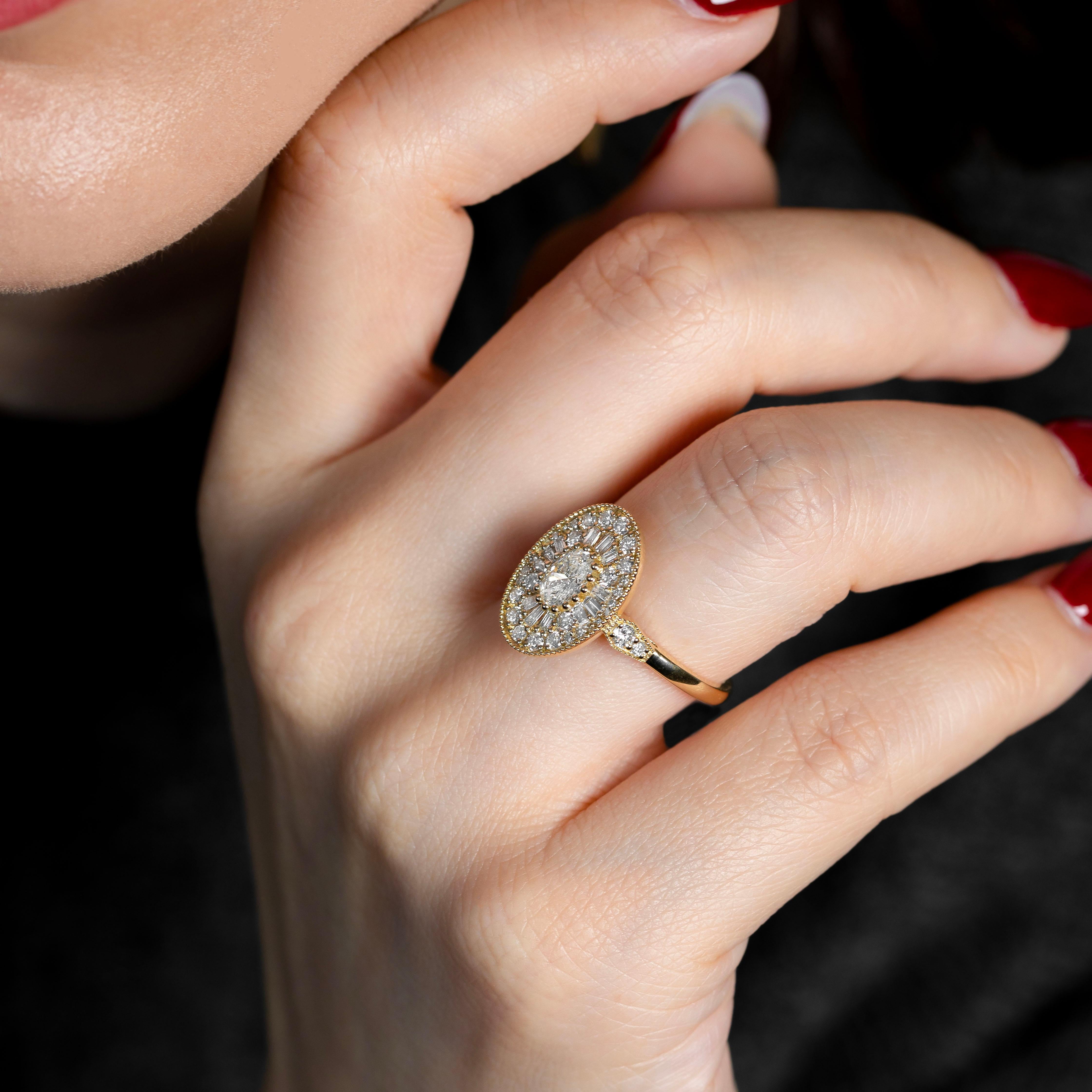 Anello con diamante dal design vintage, anello di fidanzamento/anello solitario, anello nuziale

Metallo: Oro giallo 14k
Forma del diamante: Taglio ovale
Pietra principale: 0,40 carati - colore F, purezza SI, certificato HRD
Pietre laterali: