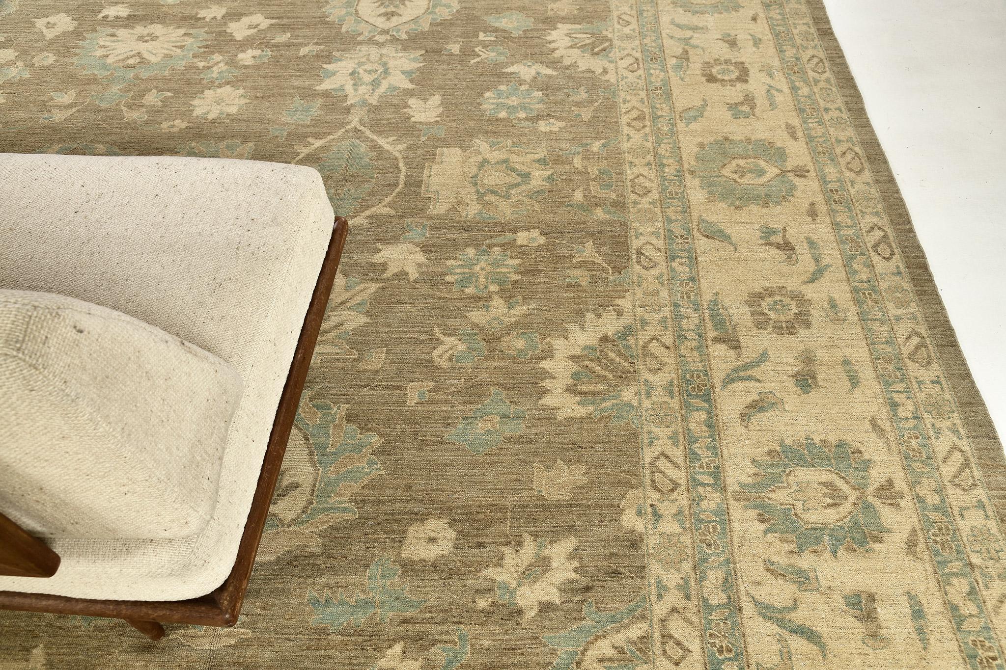 Mit seinem Übergangsstil und seinen harmonischen Farbtönen verkörpert dieser bemerkenswerte Sultanabad-Revival-Teppich Charme und Eleganz. Dieser bezaubernde Teppich zeigt ein botanisches Allover-Muster aus blühenden Palmetten, stilisierten Blumen,