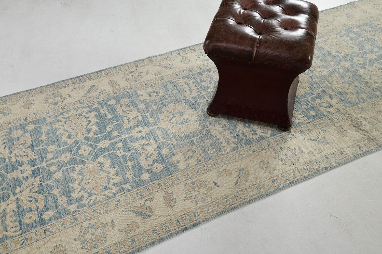 Déjate divertir por esta fascinante obra maestra de nuestra Colección Safira. Deja que tu corazón desee la comodidad de los tonos neutros en el campo azul cerúleo de esta alfombra. Los bordes principales están alineados simétricamente y bien