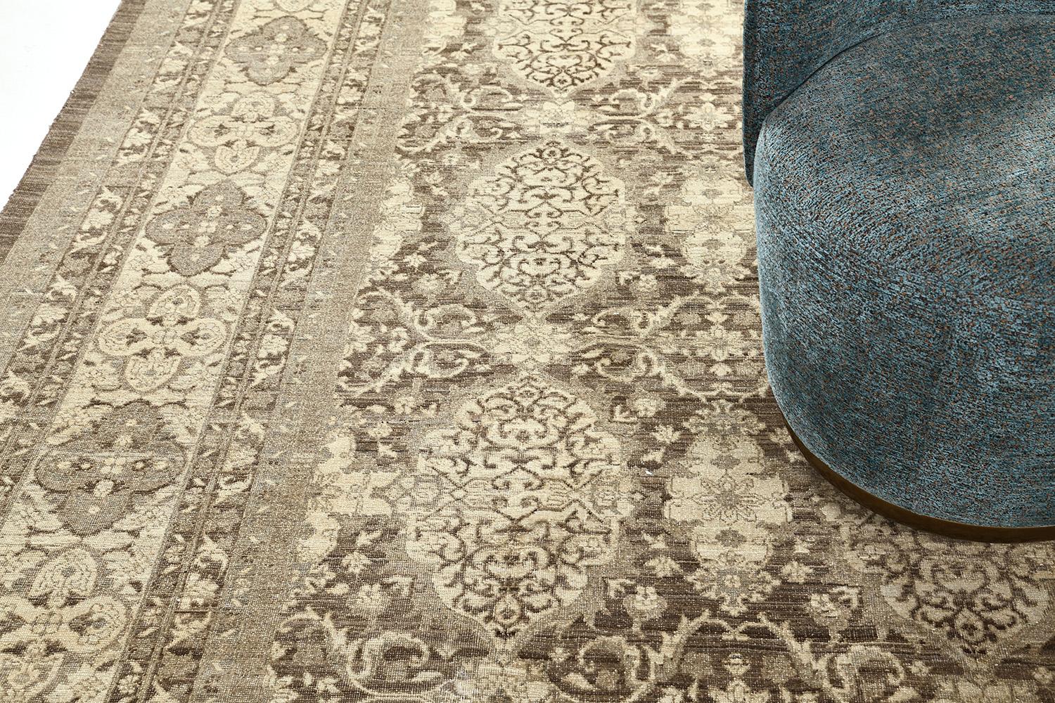 Dieser Teppich aus handgesponnener Tabriz-Wolle zeichnet sich durch eine neutrale Farbgebung aus, die ihn für eine Vielzahl von Anwendungen geeignet macht. Eine Reihe von Verzierungen in einem Allover-Design, das zum Muster passt und es eleganter