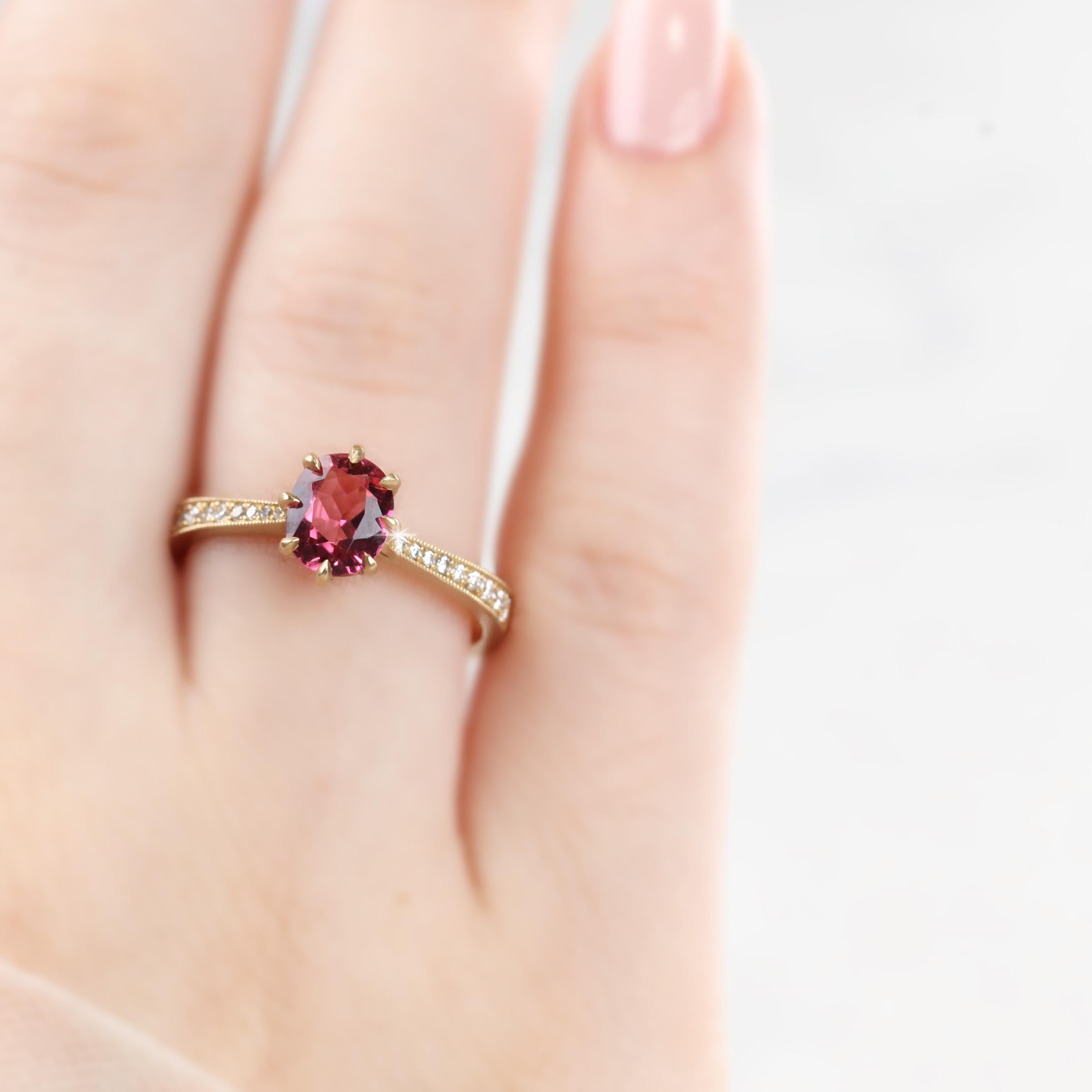 Vintage-Stil Turmalin und Diamant-Ring mit 14K Mate Gelbgold von Händen aus Ring, um den Stein Formen erstellt. Gute Ideen für einen Statement-Ring oder einen stapelbaren Ring als Geschenk für sie. Es ist ein Design-Schmuckstück.

Für die Liebhaber