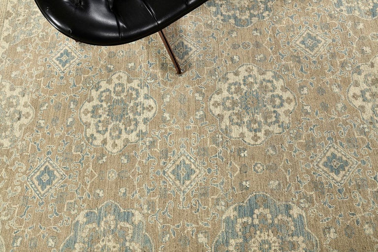 Vintage Style Transitional Design Rug For Sale at 1stDibs