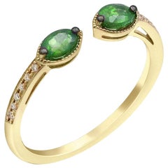 Anillo apilado de oro amarillo con diamante blanco y tsavorita de estilo vintage para todos los días