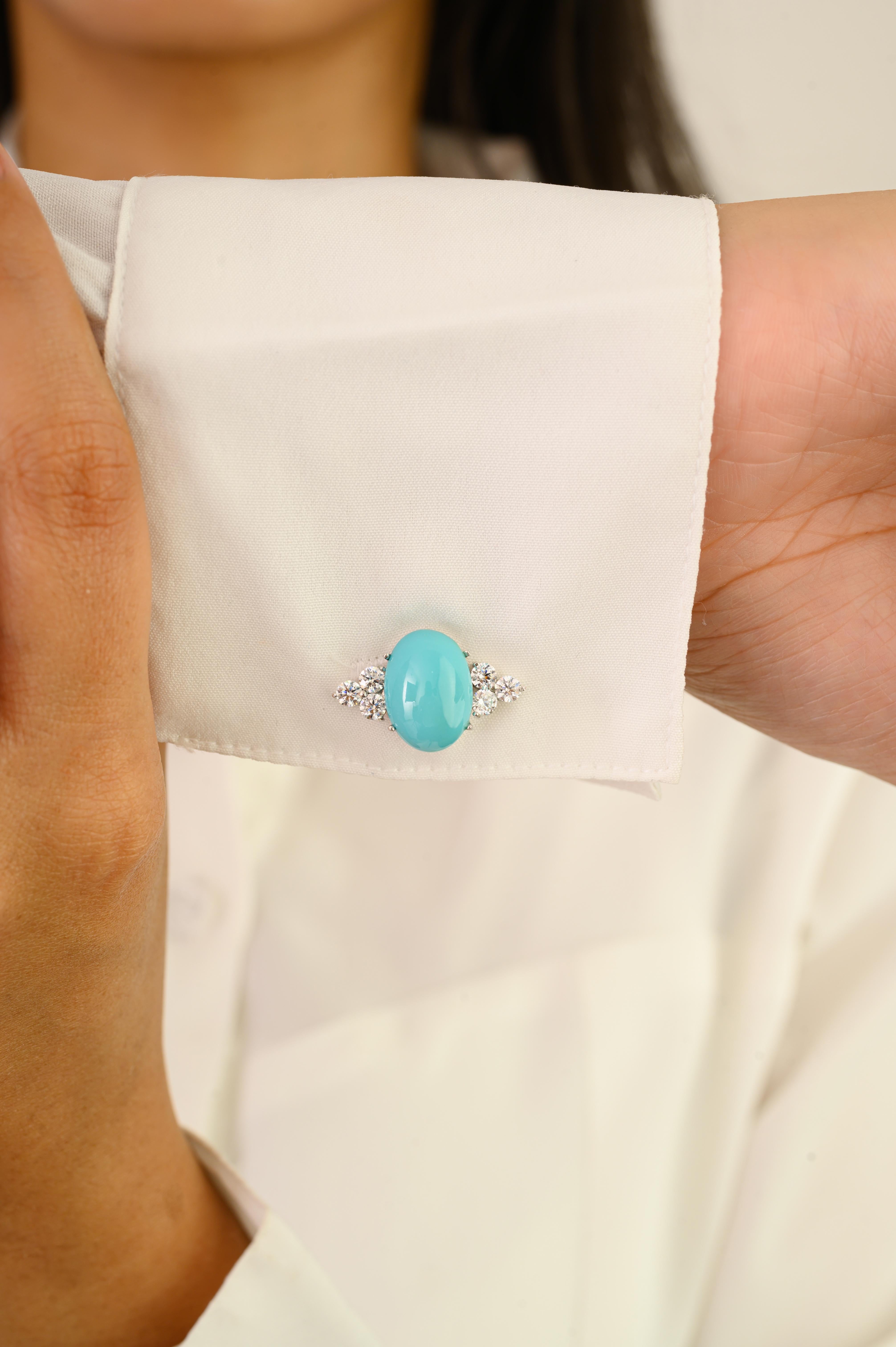 Diese Unisex-Manschettenknöpfe mit Türkis und Zirkon im Vintage-Stil sind auffallende Manschettenknöpfe mit einem lebhaften ovalen Türkiscabochon in der Mitte, der von weißen Steinen im Brillantschliff in einem klassischen Cluster-Design flankiert