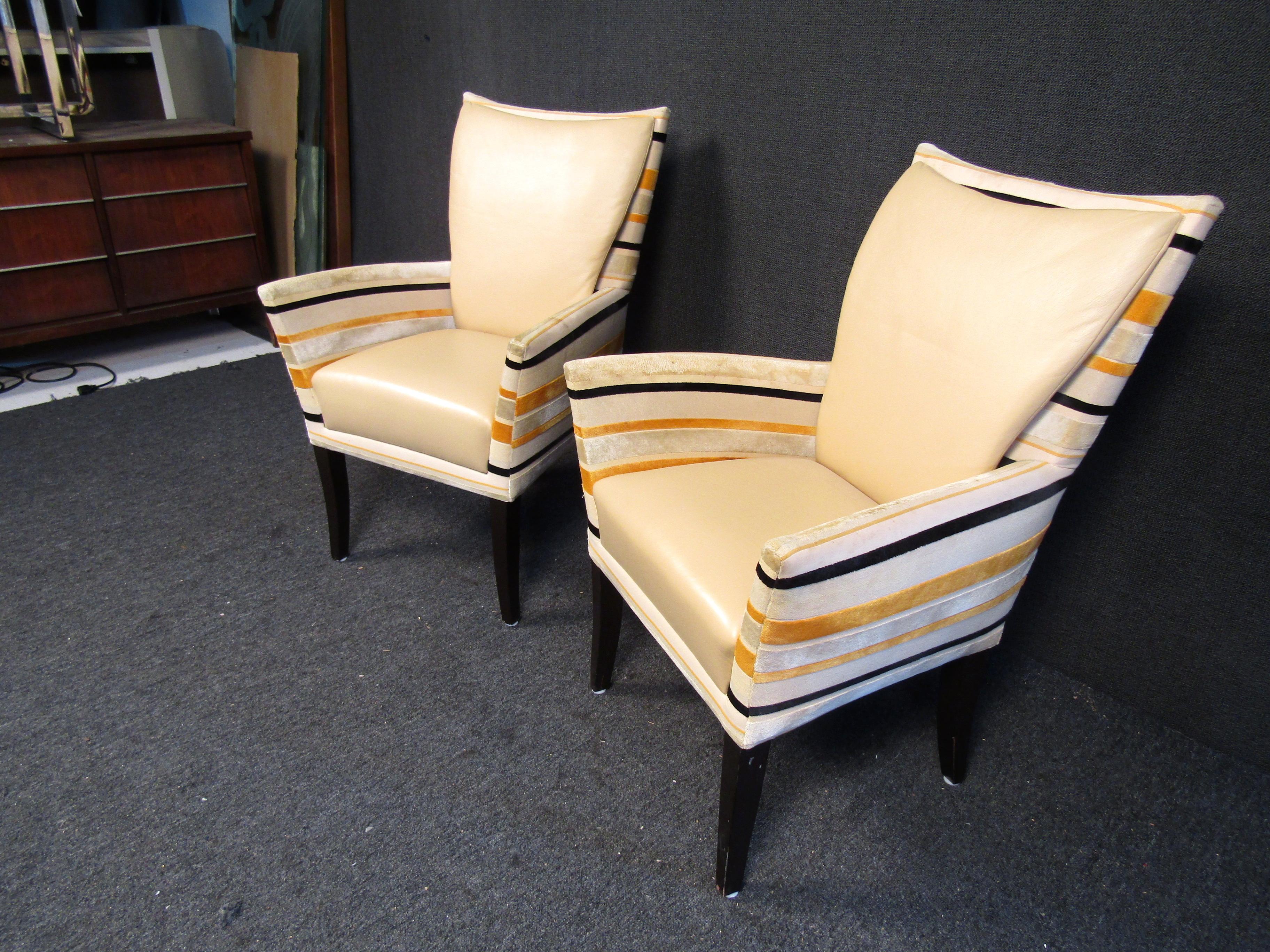 Diese stilvollen Loungesessel haben Rücken- und Sitzlehnen aus Vinyl, eine gestreifte Polsterung und konische Holzbeine. Wenn Sie einen Raum mit Sitzgelegenheiten im Retrostil ausstatten möchten, sind diese eine perfekte Ergänzung.

Bitte