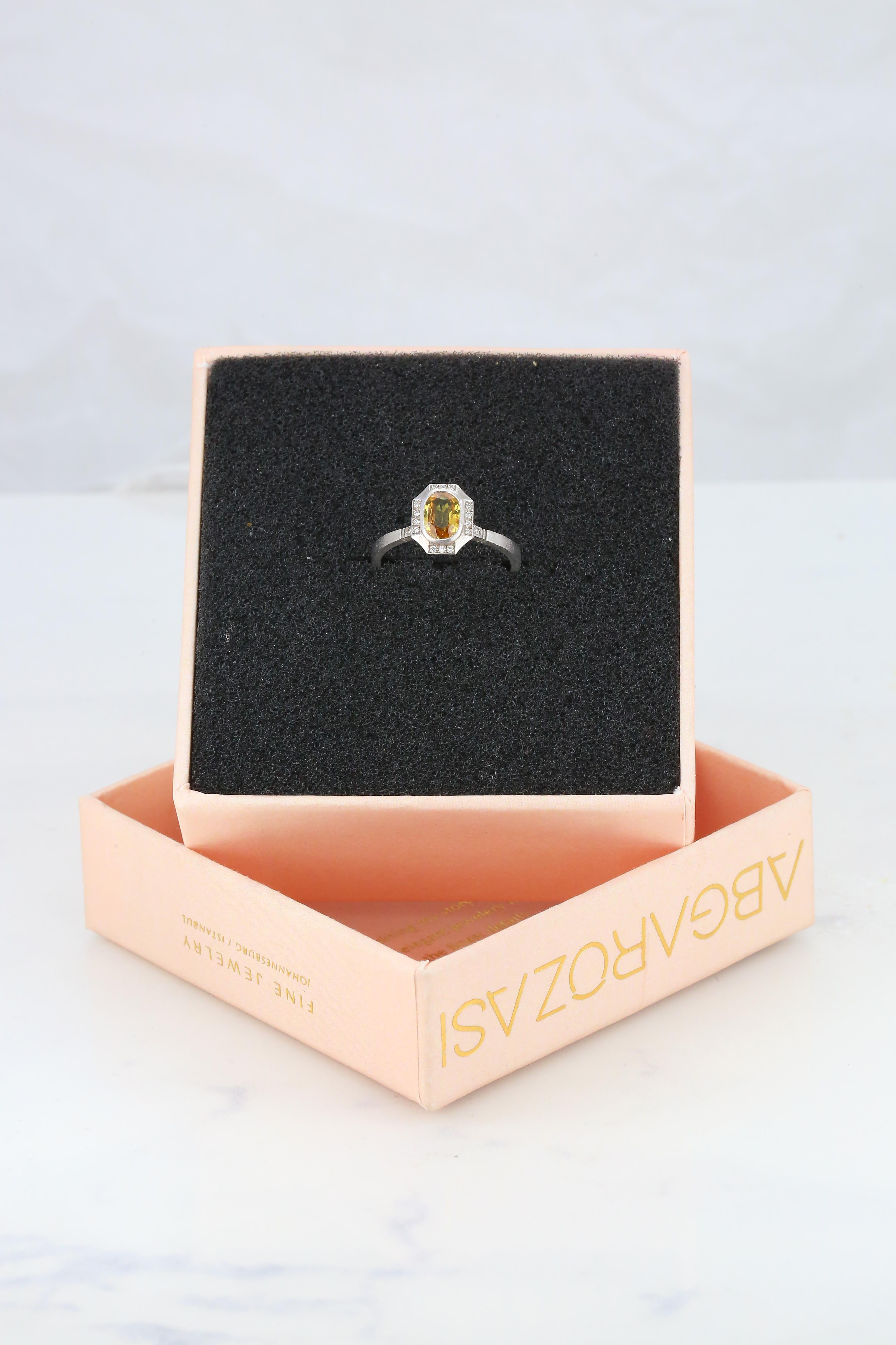 Byzantin Bague de fiançailles de style vintage en saphir jaune et diamants en vente