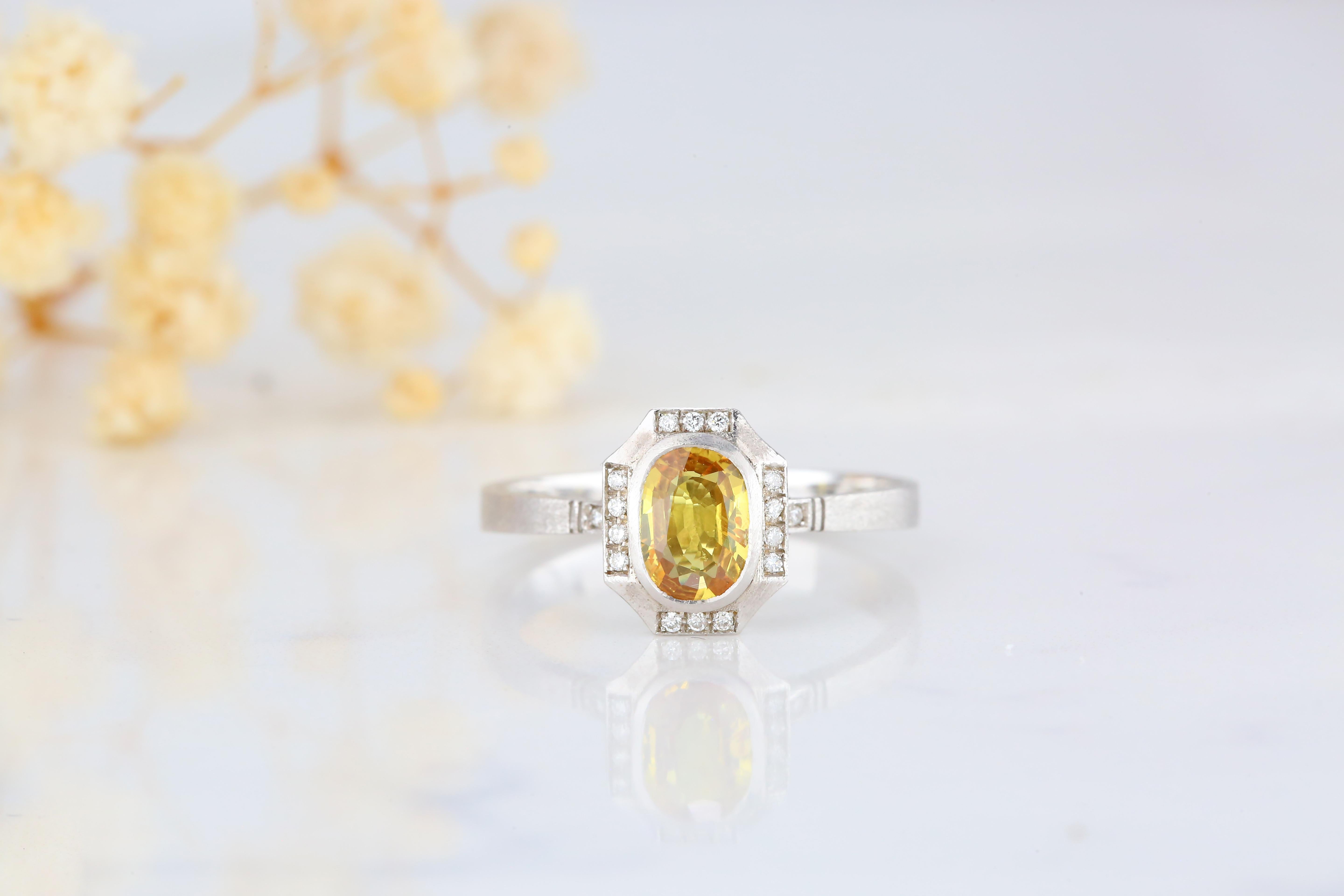 Taille ovale Bague de fiançailles de style vintage en saphir jaune et diamants en vente