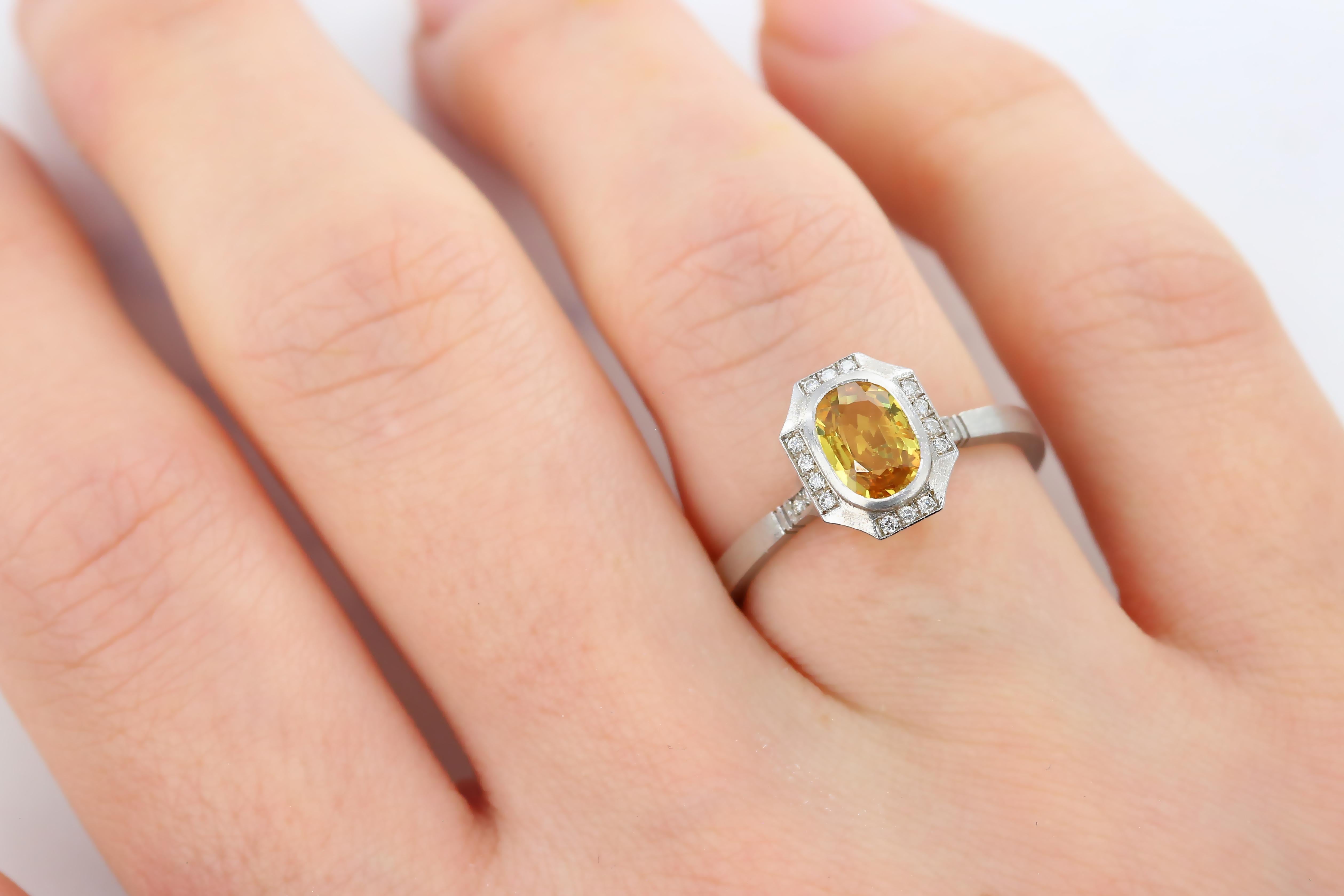 Bague de fiançailles de style vintage en saphir jaune et diamants Neuf - En vente à ISTANBUL, TR
