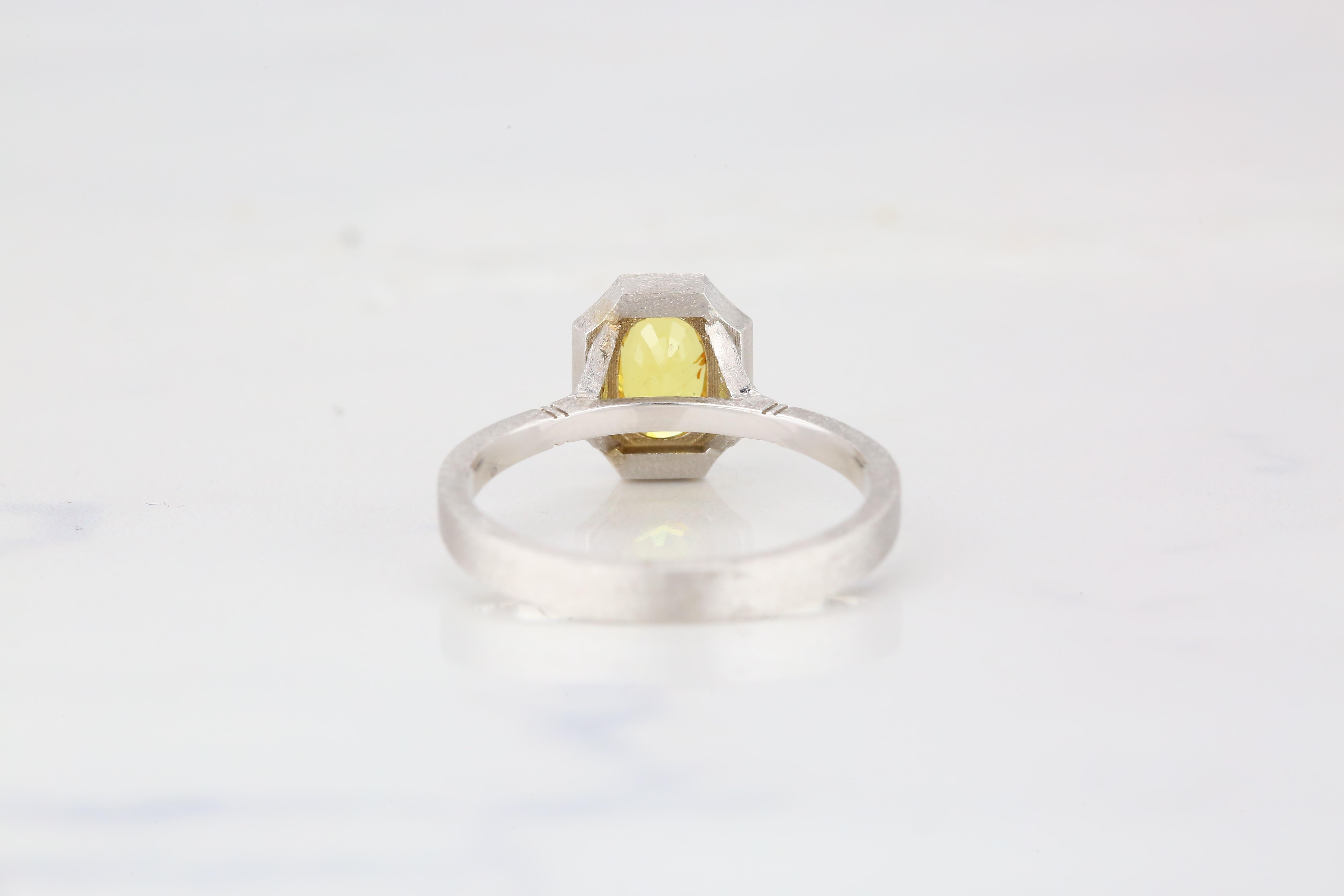 Bague de fiançailles de style vintage en saphir jaune et diamants en vente 3
