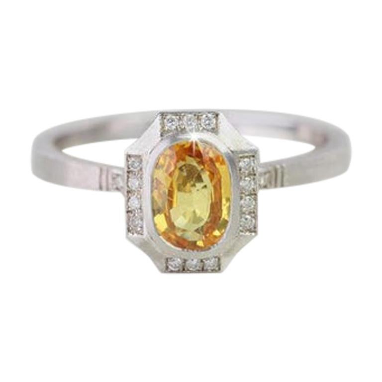 Bague de fiançailles de style vintage en saphir jaune et diamants en vente