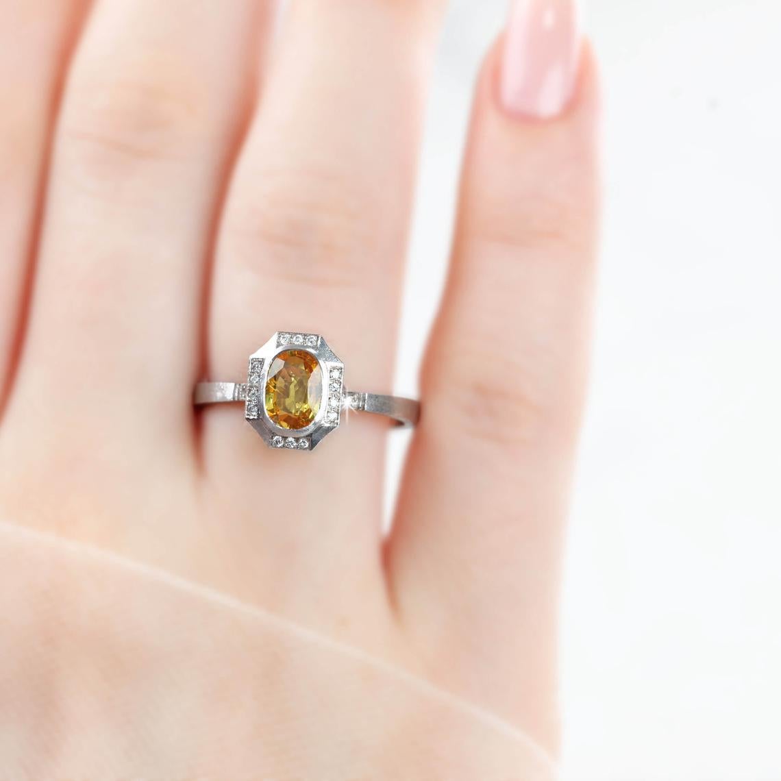 Vintage Yellow Sapphire With Diamond Engagement Ring, 14K Solitaire Ring, créé par les mains de l'anneau aux formes de la pierre. De bonnes idées de bague de déclaration ou de bague de fiançailles pour elle.

J'ai utilisé un diamant jaune brillant