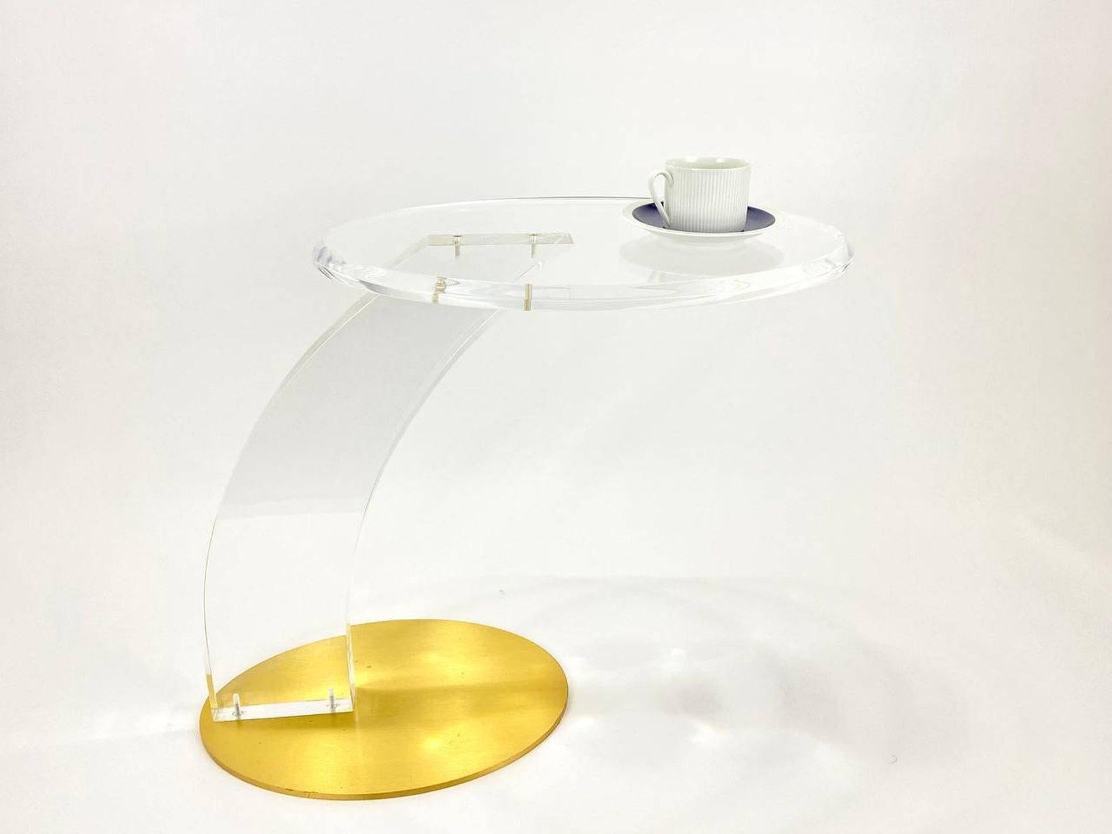 Late 20th Century Vintage Stylish Coffee Table in Plexiglass & Brass, Italian Coffee Table, 1970s For Sale