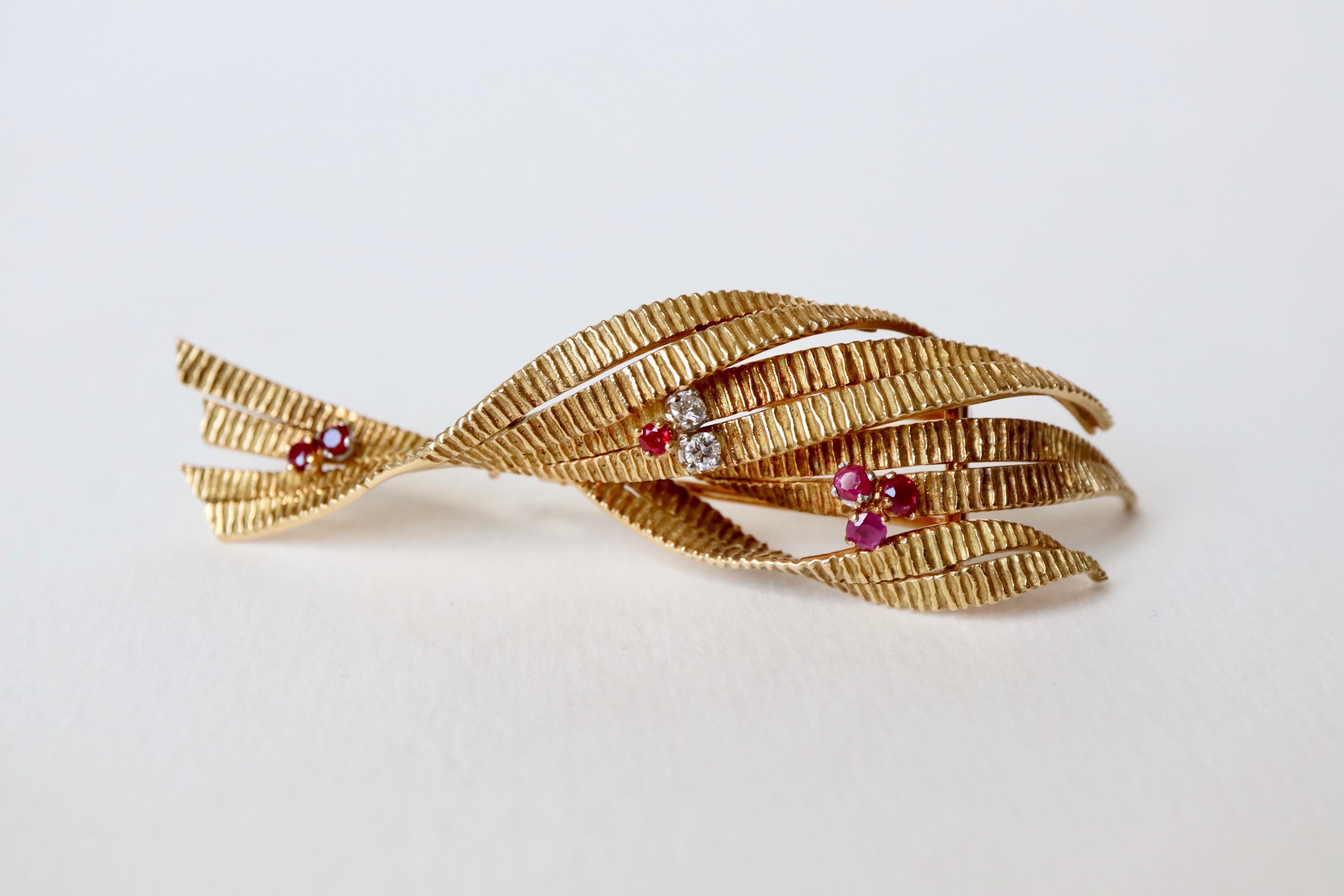 Art Deco Vintage Brooch in Yellow Gold 18 Carats Circa 1960 diamonds and ruby For Sale