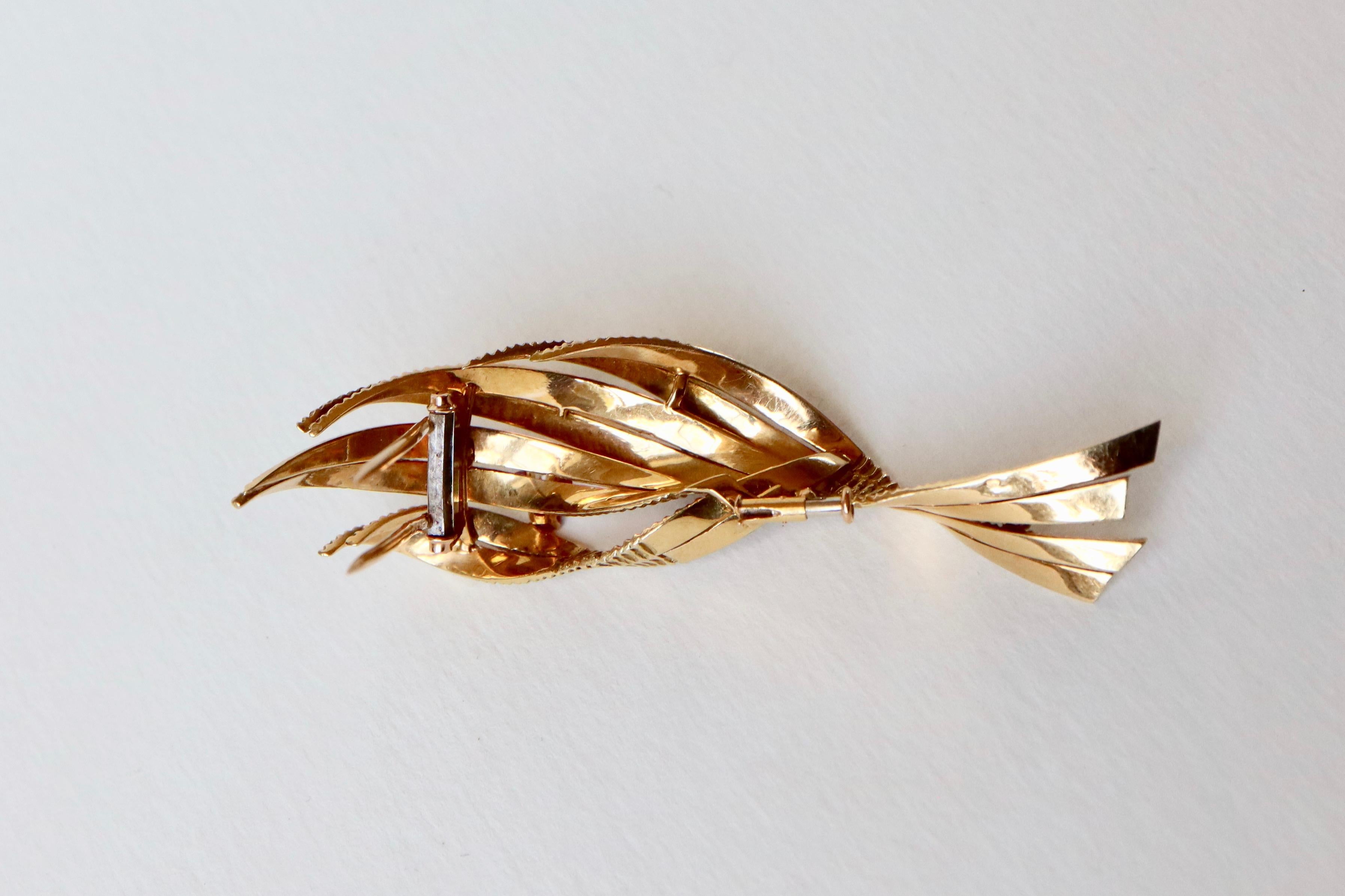Brilliant Cut Vintage Brooch in Yellow Gold 18 Carats Circa 1960 diamonds and ruby For Sale