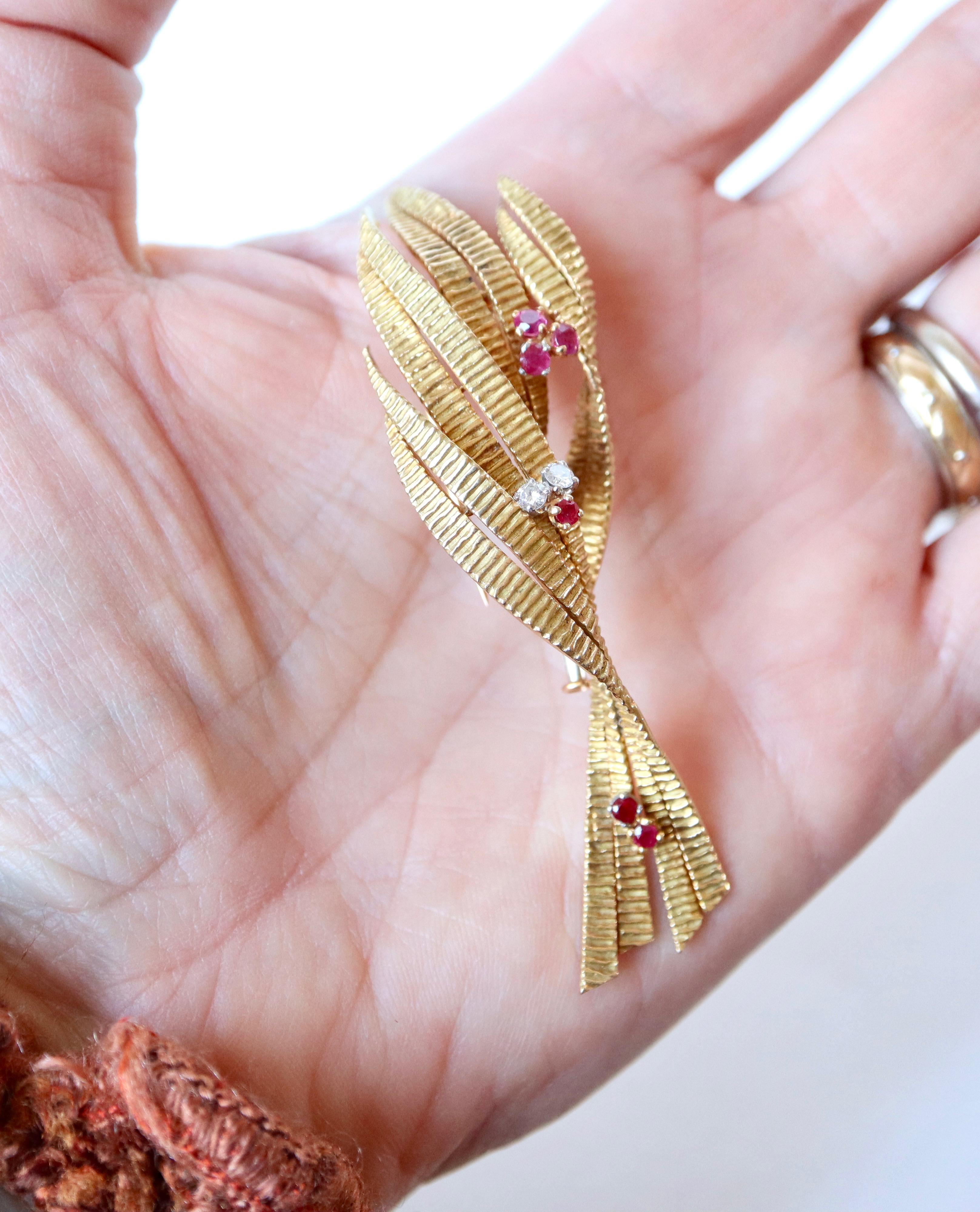 Vintage Brooch in Yellow Gold 18 Carats Circa 1960 diamonds and ruby For Sale 2