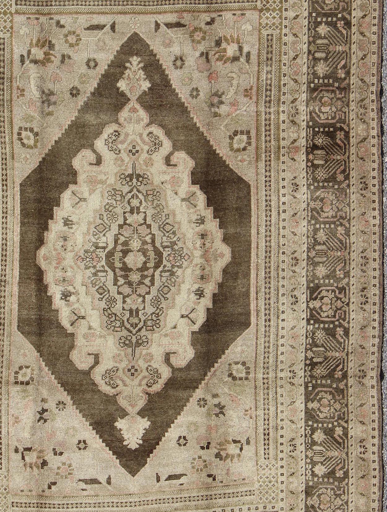 Türkischer Oushak-Teppich in neutralem Beiges und Braun mit stilisiertem Medaillon in Stil (Handgeknüpft) im Angebot