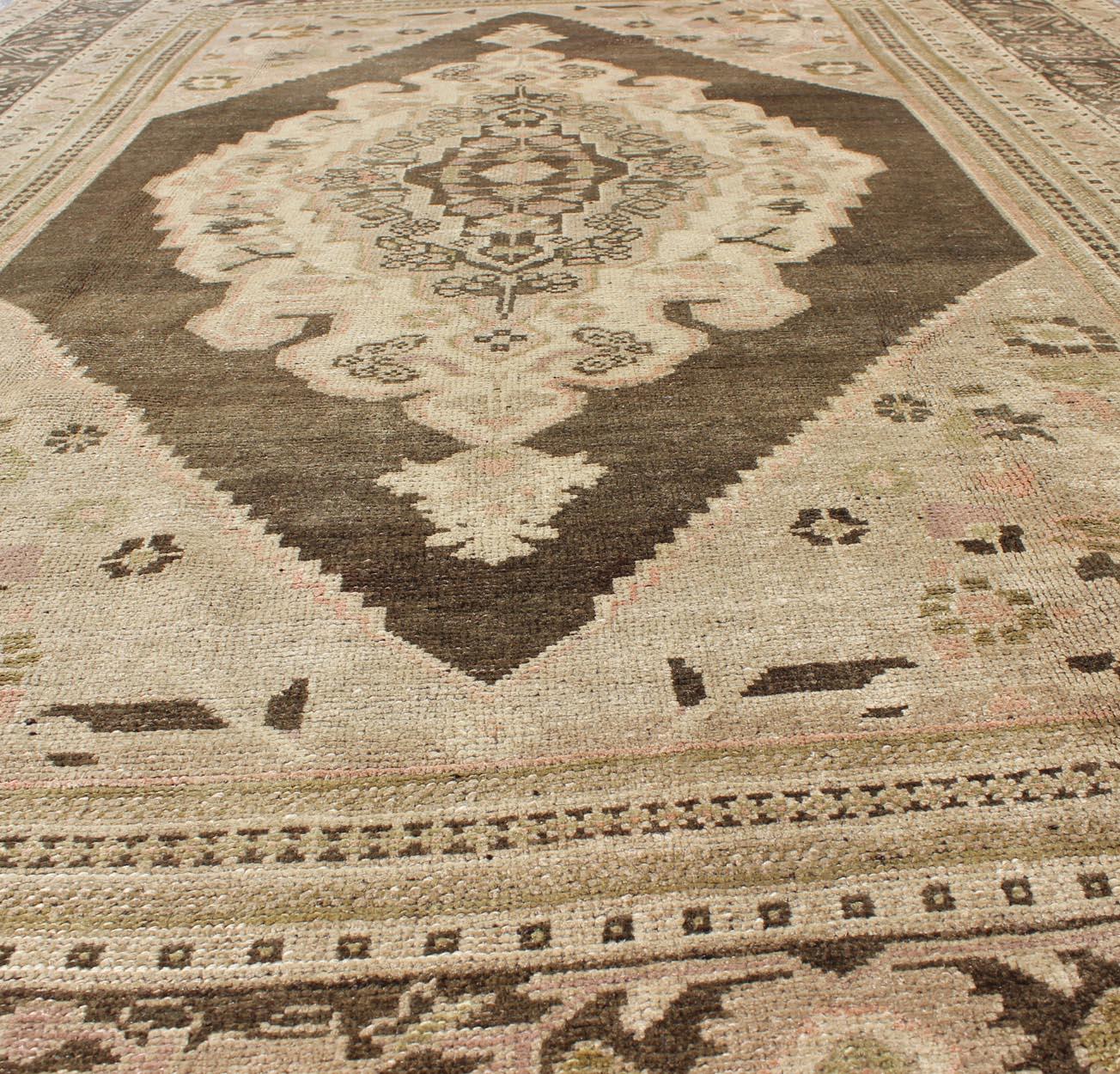 Türkischer Oushak-Teppich in neutralem Beiges und Braun mit stilisiertem Medaillon in Stil (Wolle) im Angebot