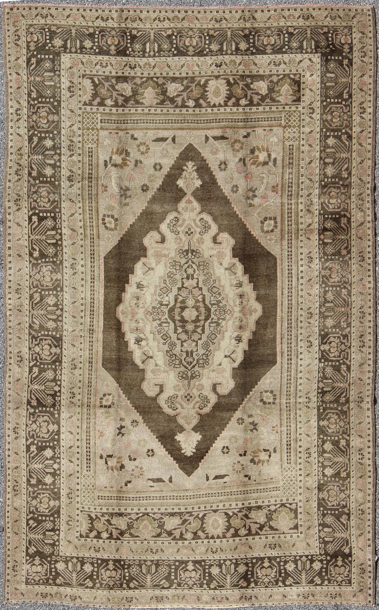 Tapis d'Oushak turc vintage à médaillon stylisé en beiges et bruns neutres en vente 1