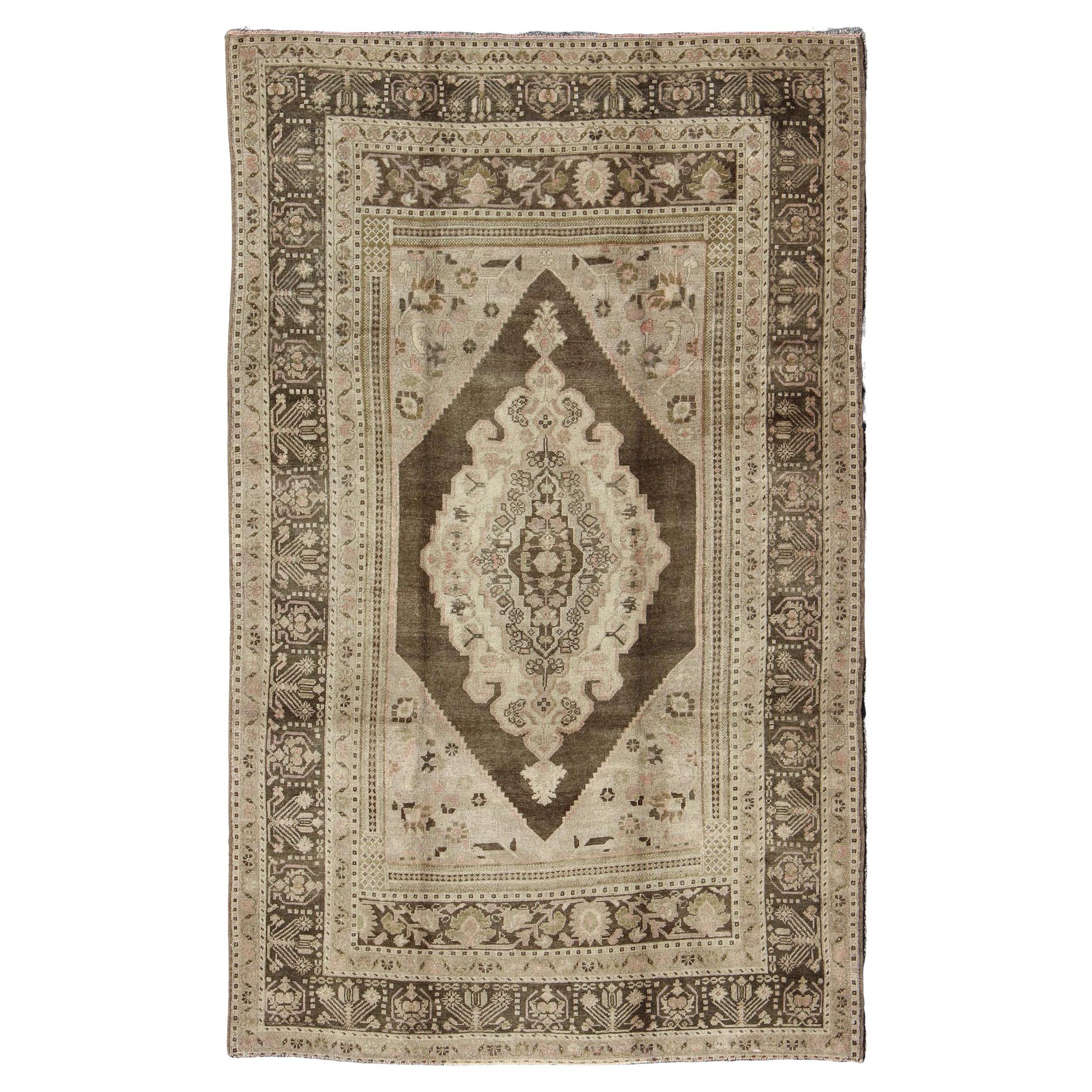 Tapis d'Oushak turc vintage à médaillon stylisé en beiges et bruns neutres