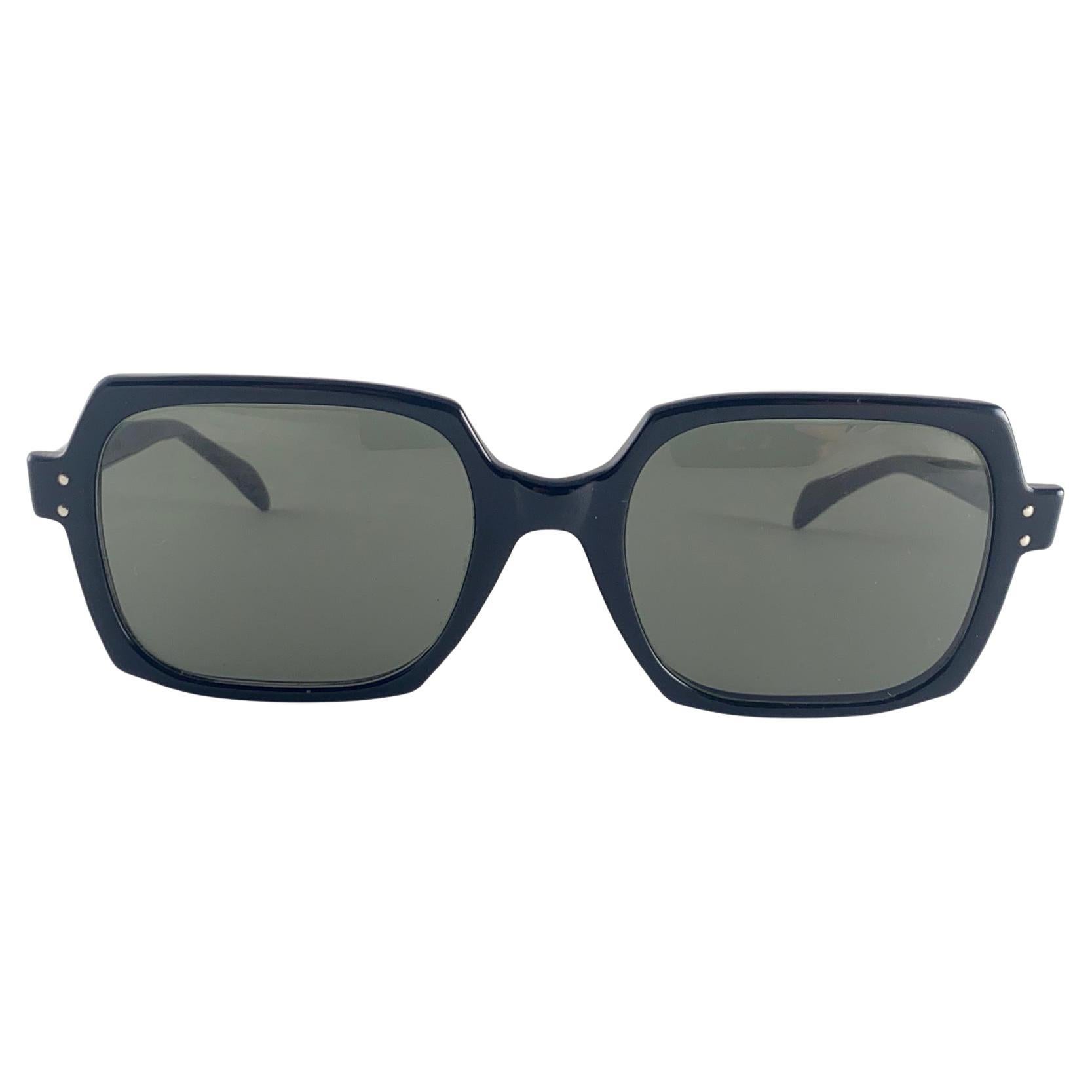 Vintage Midcentury Oversized Black Frame Sporting Solid Grey Lenses.

This Item May Show Minor Sign Of Wear Due To Storage



Made In Usa



Front                                     14.5 Cms 

Lens Height                          4.5  Cms
 
Lens