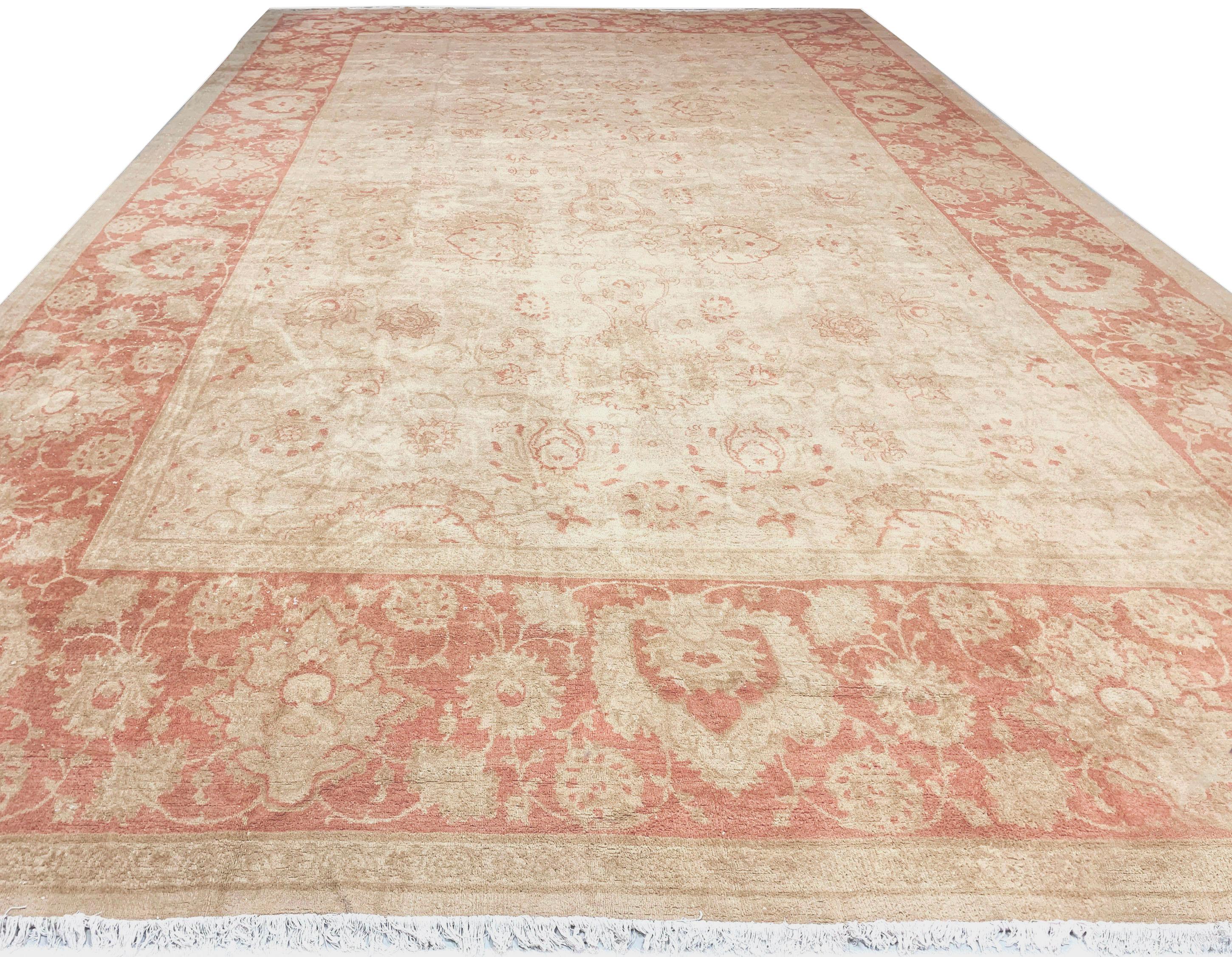 Tappeto d'epoca con design Agra 13'6 X 21'9. Tappeto Agra Designs in lana annodato a mano del 1960 circa. Eleva il tuo pavimento con questo bellissimo tappeto! Colori: avorio/beige/taupe

