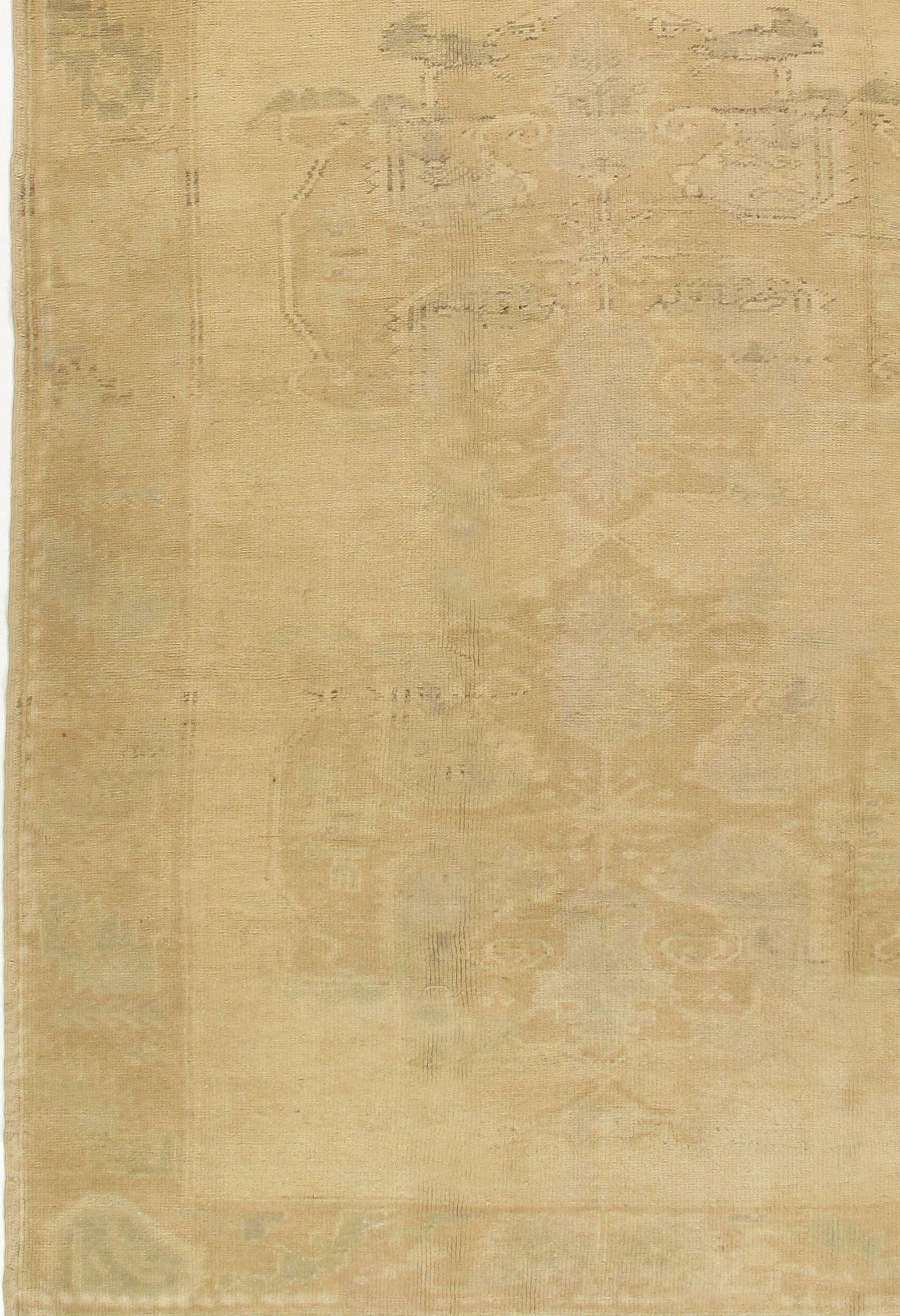 5'8 x 11'. Ein feiner, handgeknüpfter türkischer Teppich mit schlichtem, aber charaktervollem Design. Die Oberfläche weist einen leichten Abrieb auf - jene natürlichen Farbverschiebungen, die entstehen, wenn verschiedene Farbpartien aufeinander