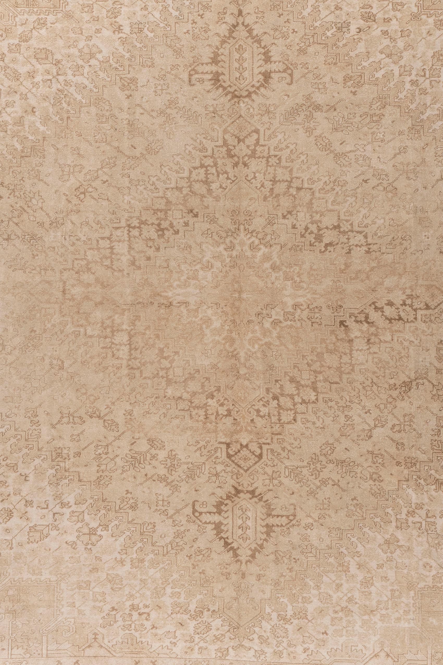 Tappeto Heriz vintage di colore tenue 11'6 X 14'7. Il distretto di Heriz, nella Persia occidentale, ha tessuto tappeti per oltre un secolo, con disegni geometrici e tonalità che vanno dal tenue al saturo. I layout a medaglione sono di gran lunga i