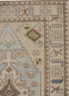 Antiker, handgeknüpfter Usak-Teppich aus türkischer Wolle in gedämpften Elfenbein- und Blautönen, 137 x 224 cm