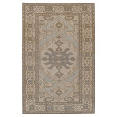 Tapis Oushak vintage en laine turque, noué à la main, dans des tons ivoire et bleu, 137 cm x 224 cm