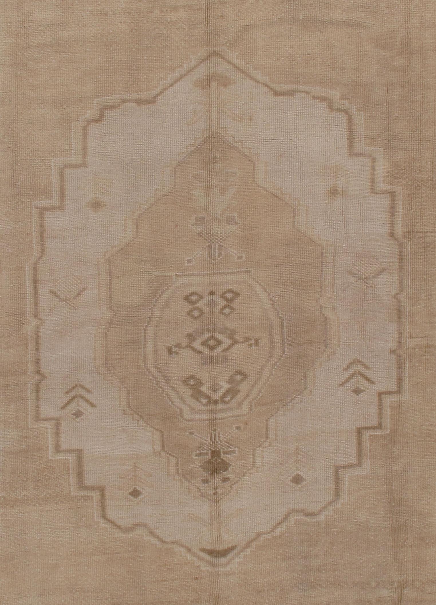Vintage Subdued Elfenbein Brown Handgeknüpfter Teppich aus Wolle Türkisch Oushak im Angebot 2