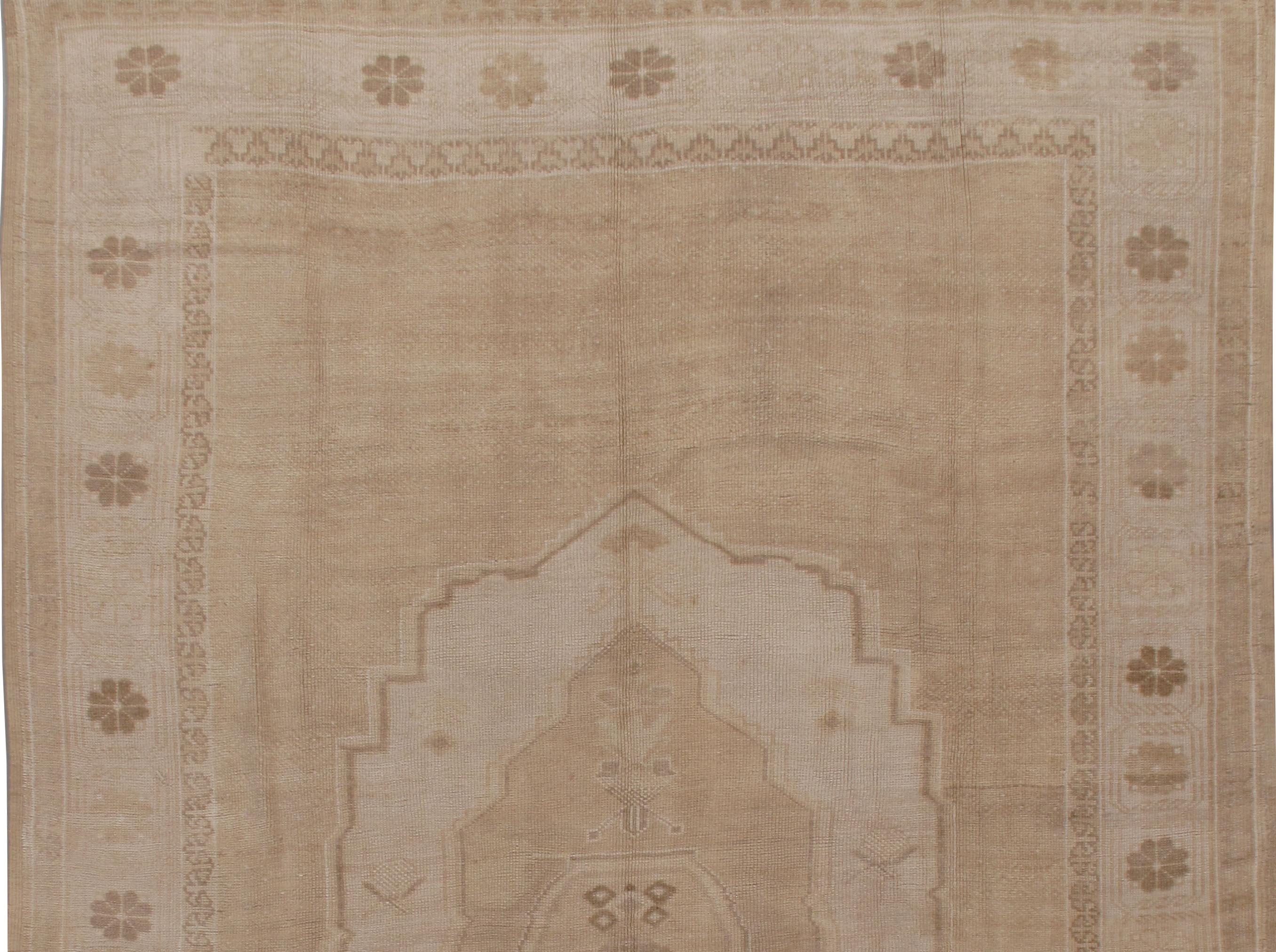 Vintage Subdued Elfenbein Brown Handgeknüpfter Teppich aus Wolle Türkisch Oushak im Angebot 4